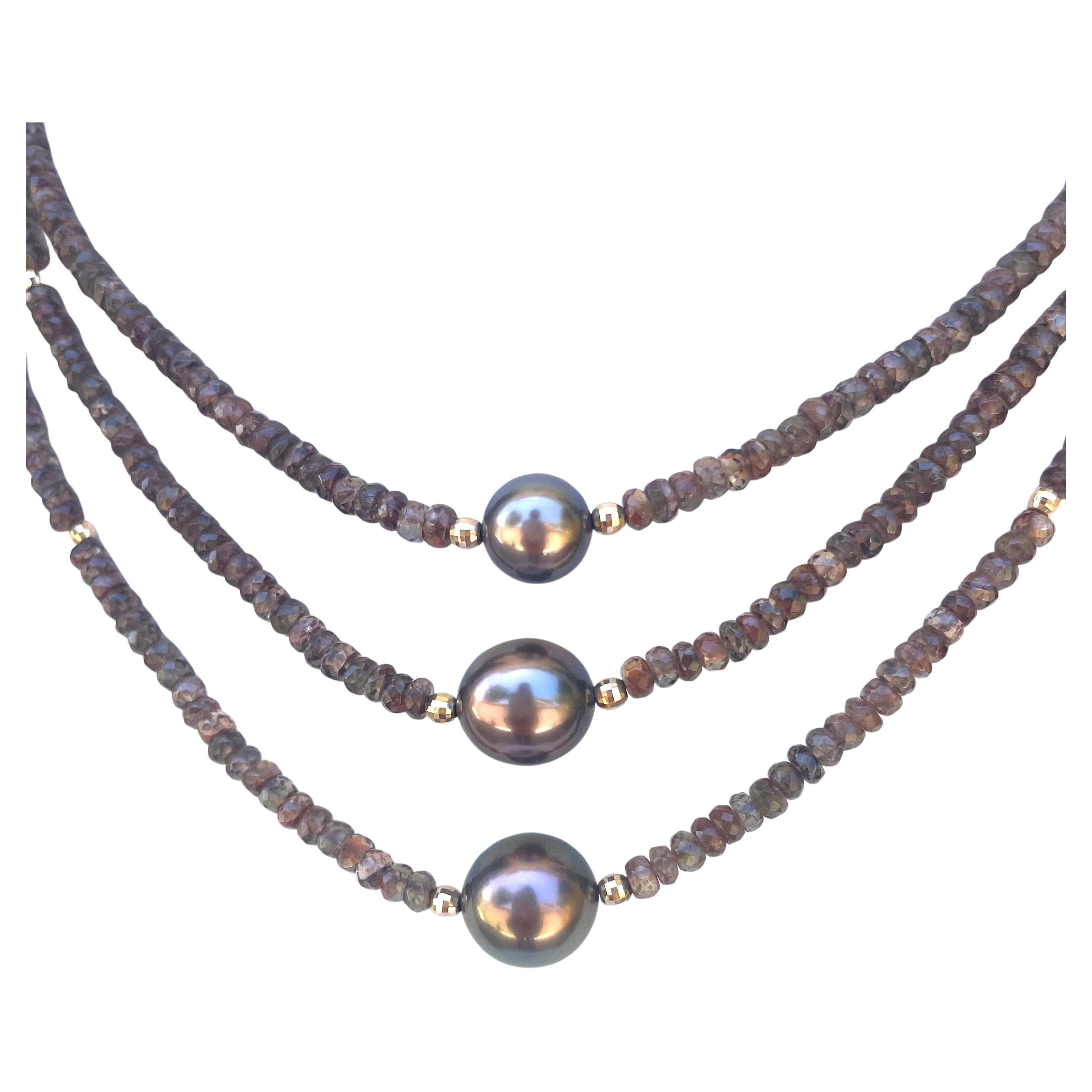 Descrizione
Squisita e rara collana a più fili di Andalusite dai morbidi toni della terra, ornata da 3 perle di Tahiti color rame, eccezionalmente belle e rare.
Articolo # N3744

Materiali e peso
Andalusite 4mm, 166cts, a forma di rondella
Perle di