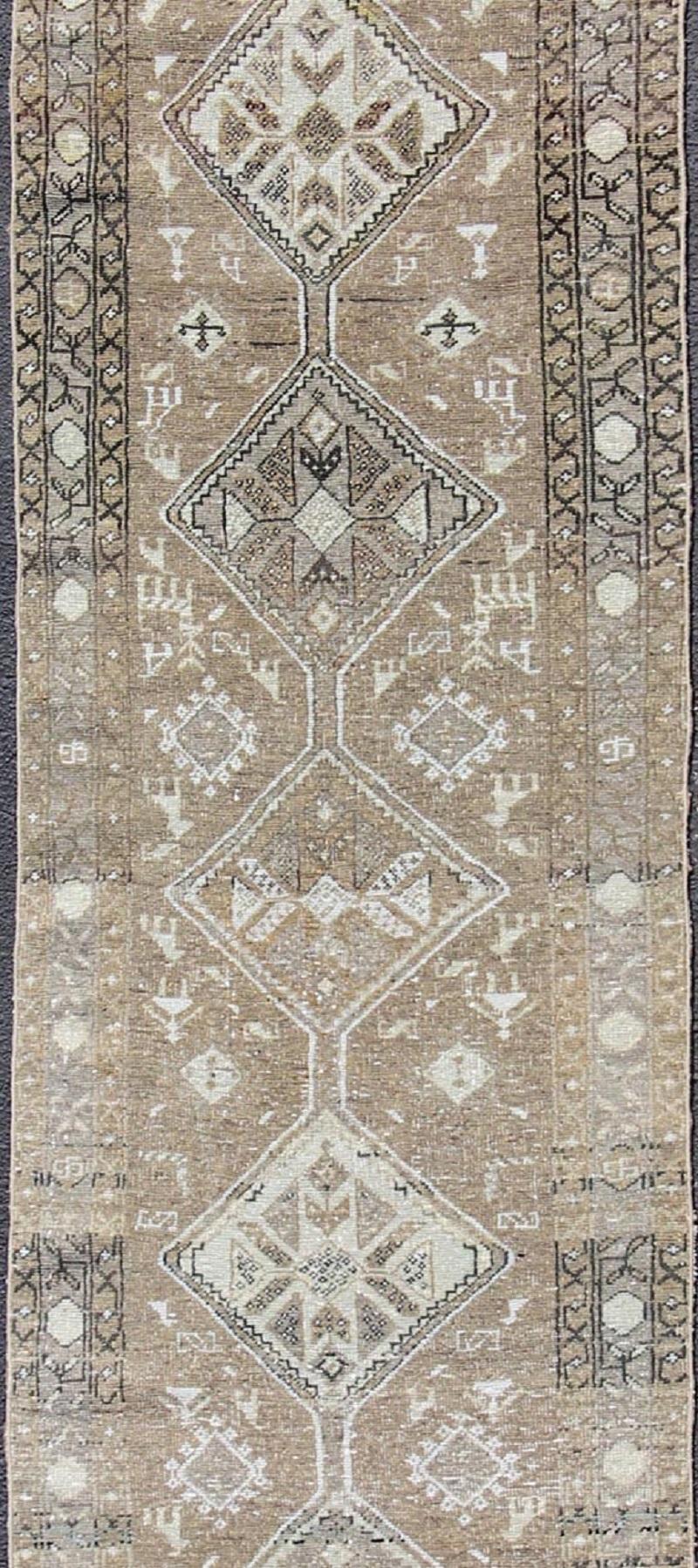 Antiker erdfarbener Heriz-Läufer aus Persien mit Diamant-Stammesmedaillons (Heriz Serapi) im Angebot