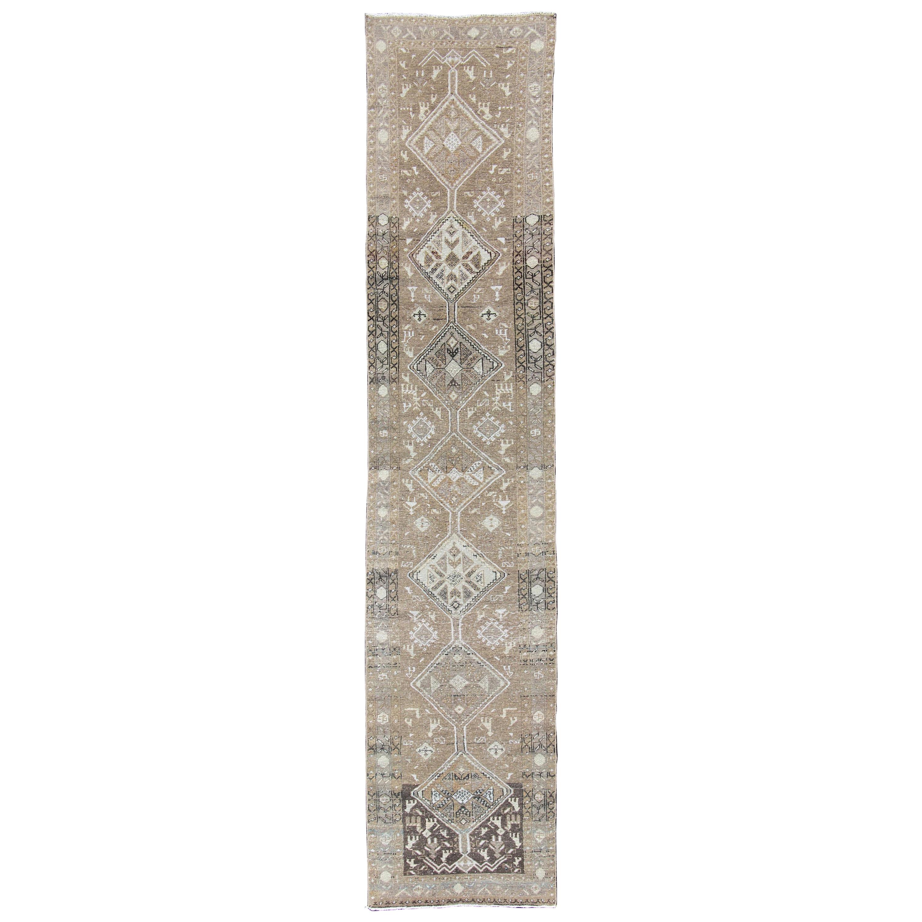 Tapis de couloir Heriz ancien de Perse de couleur terre avec médaillons tribaux en diamants