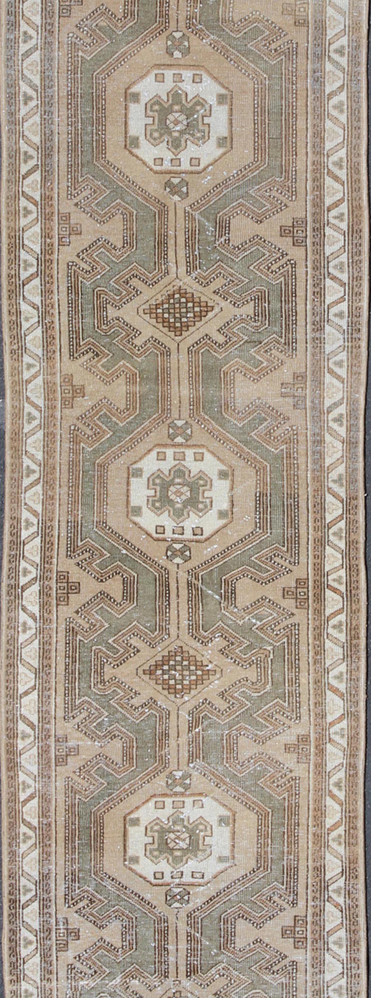 Antiker erdfarbener persischer Serab-Läufer mit geometrischen Medaillons (Stammeskunst) im Angebot