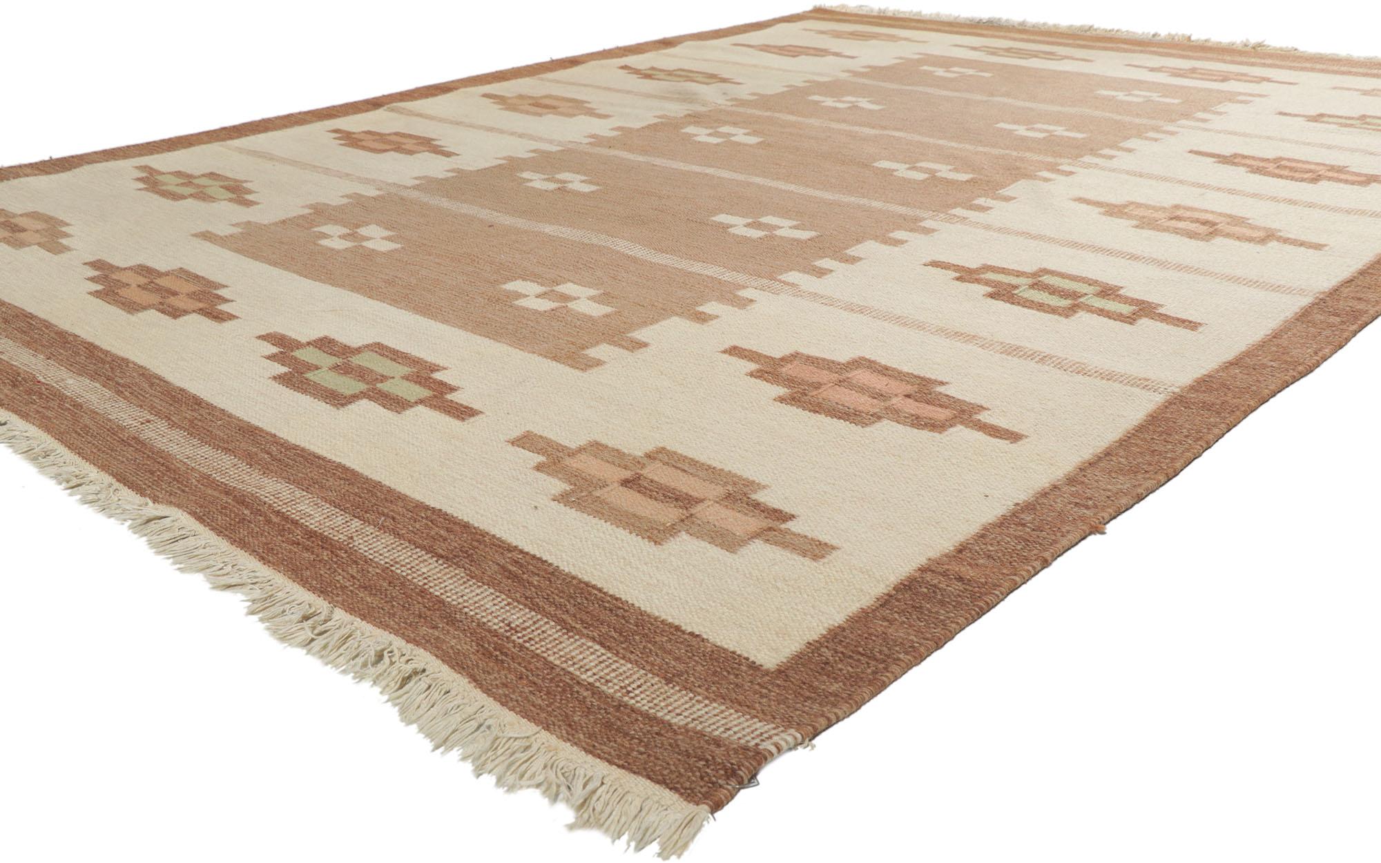 78253 Alfombra Rollakan Sueca Kilim Vintage Erik Lundberg, 06'10 x 09'04. Erik Lundberg es un notable artista textil sueco conocido por sus aportaciones al diseño textil escandinavo moderno. Su obra suele presentar motivos llamativos y colores