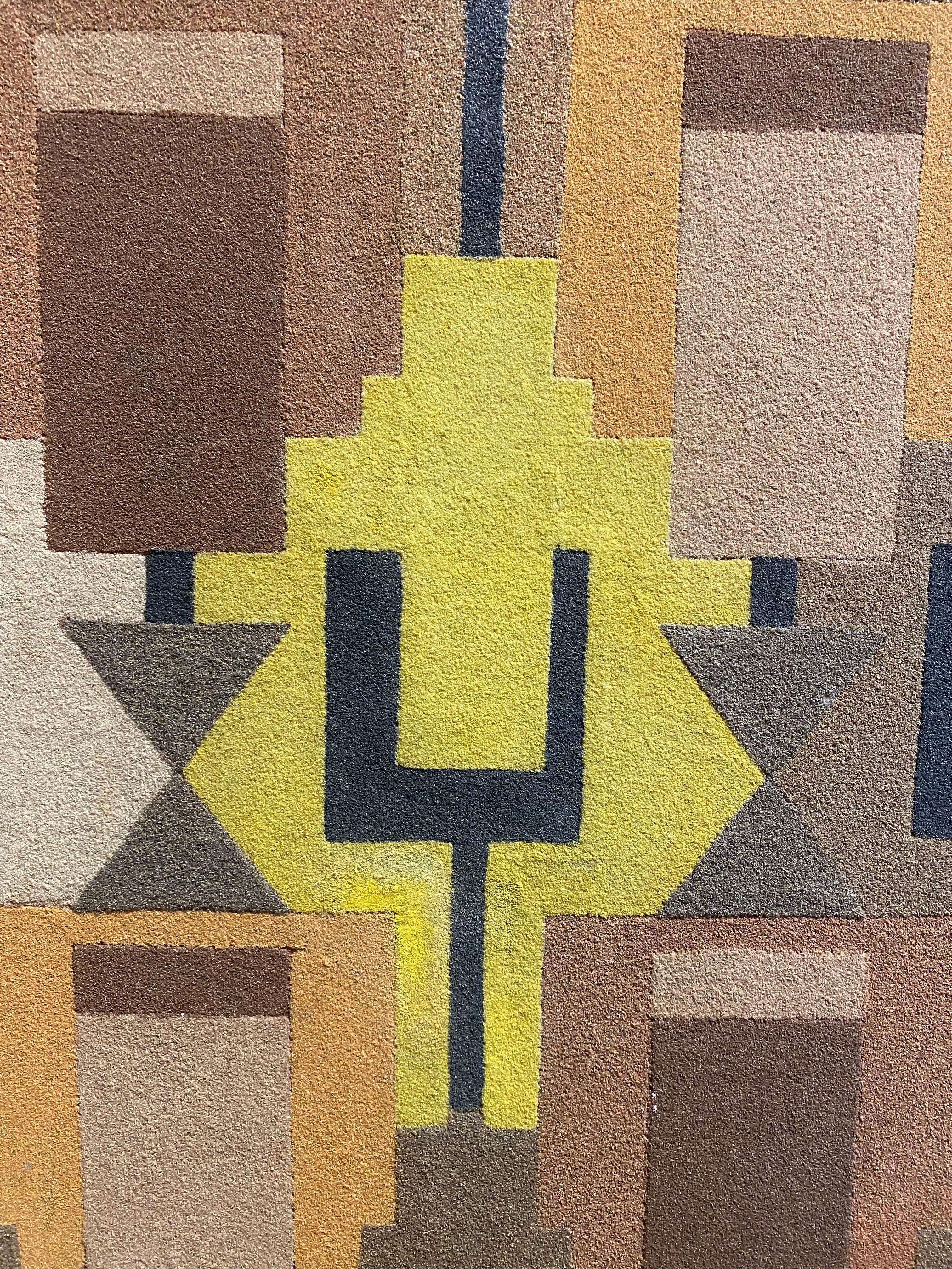Dieses Werk, eine abstrakte geometrische Komposition, fängt den Geist der späten 1970er Jahre ein. Dieser kleine Wandteppich, der von Hand auf ein Paneel montiert wurde, spiegelt mit seiner körnigen Textur, die durch Sandwurf erzielt wurde, eine