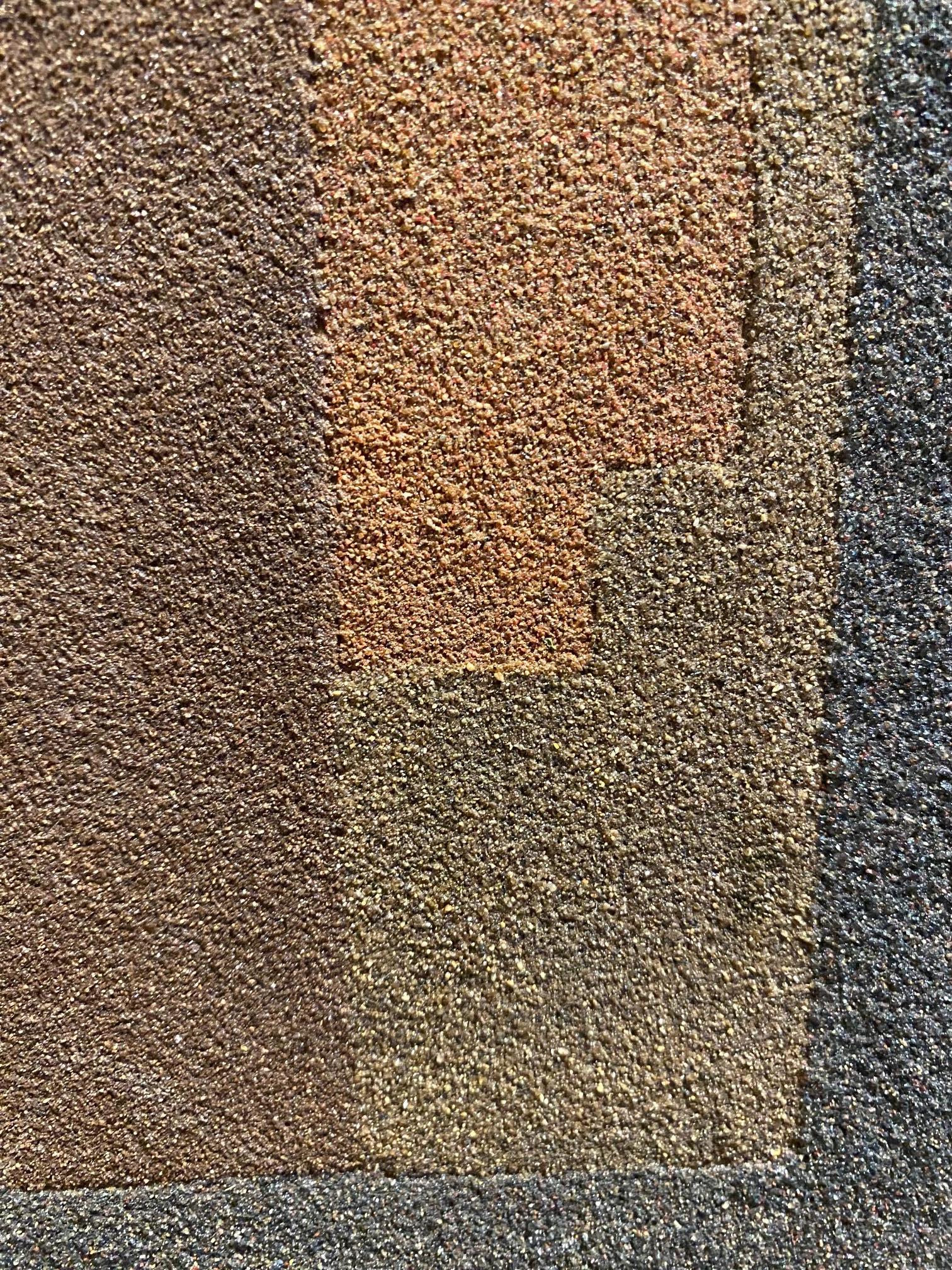 Earth Tone Geometrischer abstrakter, projectierter Sand auf Holzplatte von Angel Velasquez (Südamerikanisch) im Angebot