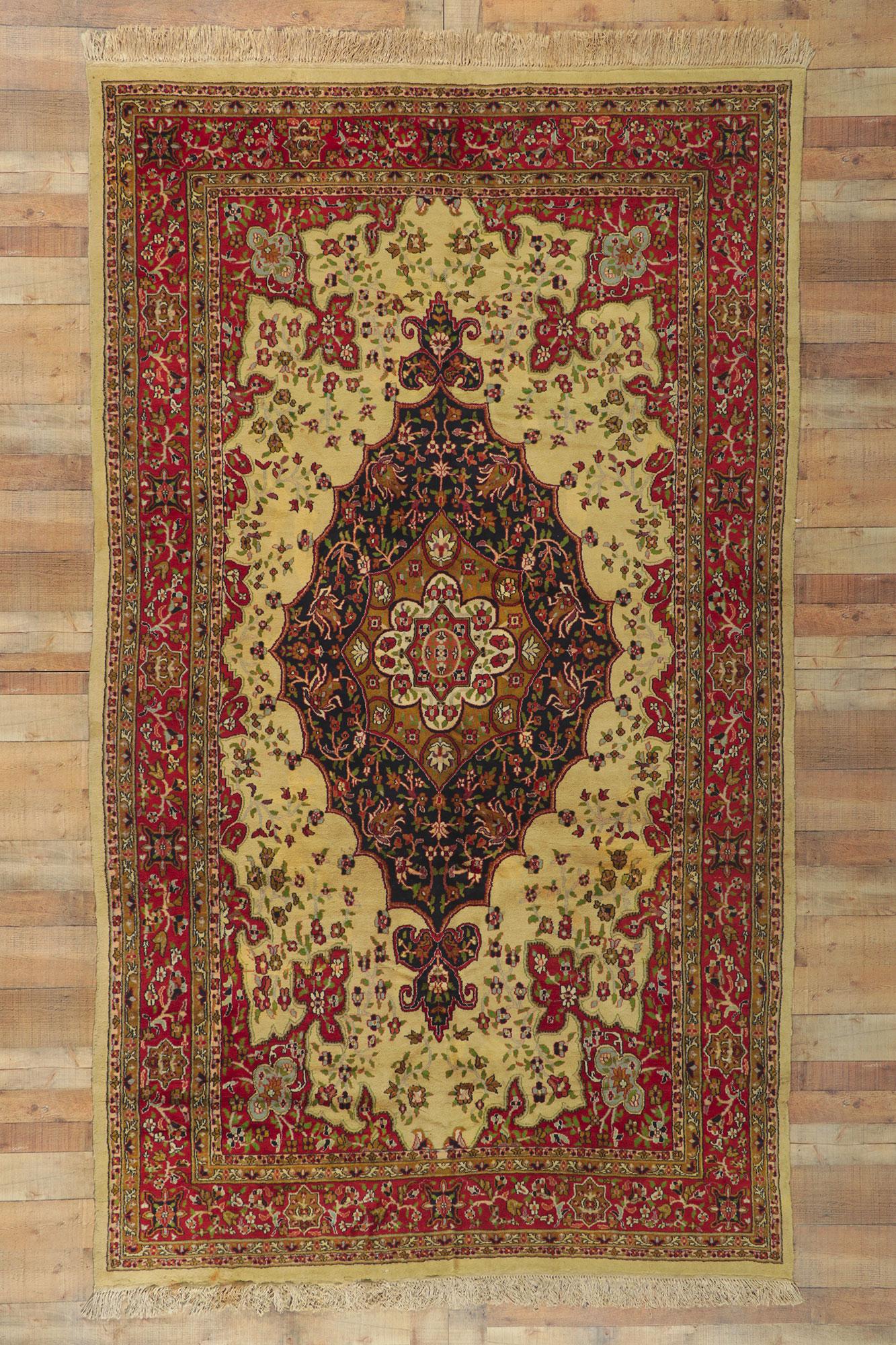 Alfombra india Isfahan en tonos tierra de los años 80, de estilo tradicional en venta 2