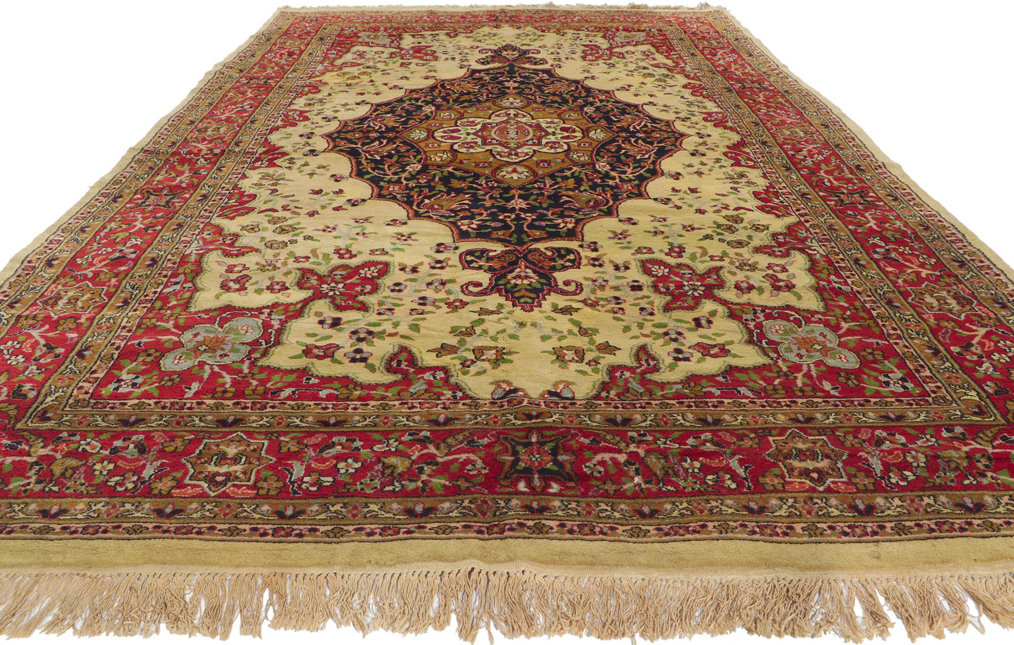 Alfombra india Isfahan en tonos tierra de los años 80, de estilo tradicional Islámico en venta