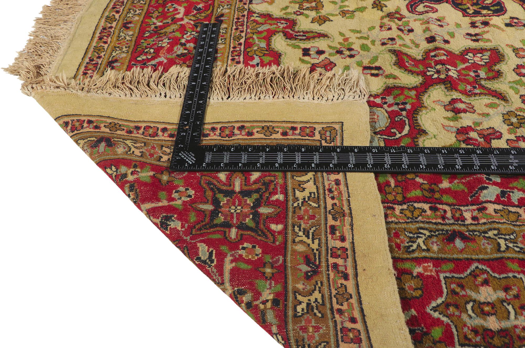 Alfombra india Isfahan en tonos tierra de los años 80, de estilo tradicional siglo XX en venta