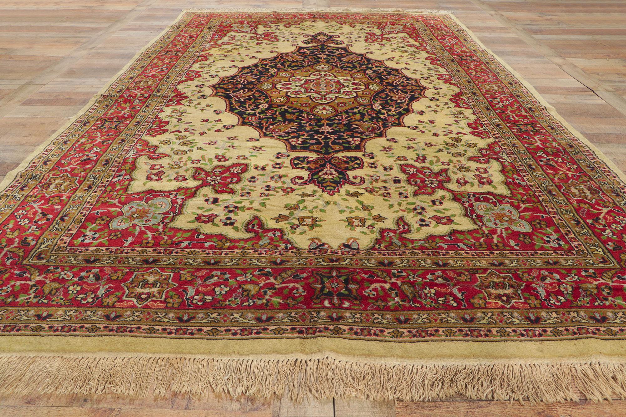 Alfombra india Isfahan en tonos tierra de los años 80, de estilo tradicional en venta 1