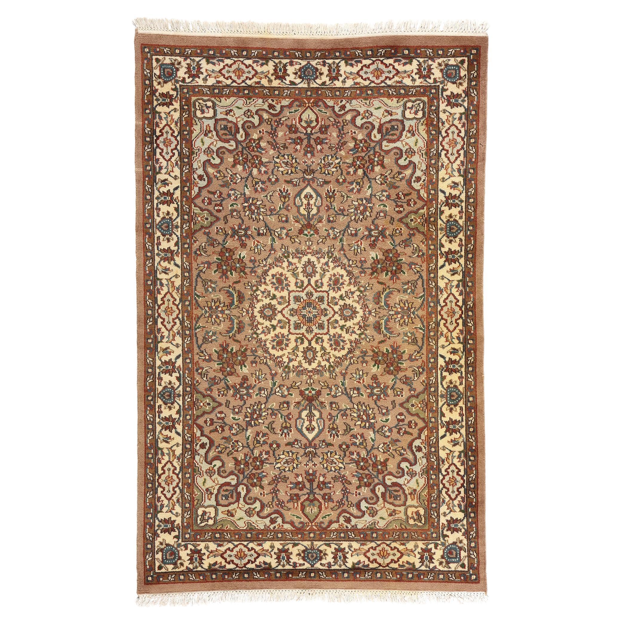 Erdfarbener indischer Isfahan-Teppich im Vintage-Stil