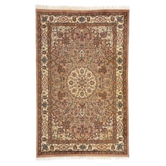 Erdfarbener indischer Isfahan-Teppich im Vintage-Stil