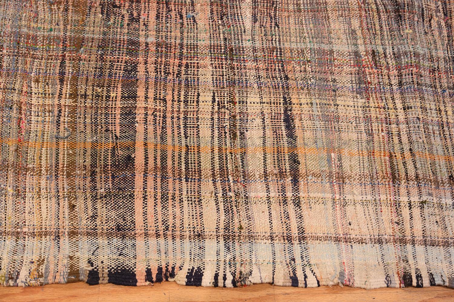 Schöner erdfarbener persischer Kilim-Teppich im Vintage-Stil. Herkunftsland: Vintage Persian / CIRCA Datum: Mitte des 20. Jahrhunderts - Größe: 7 ft 10 in x 11 ft 5 in (2,39 m x 3,48 m).