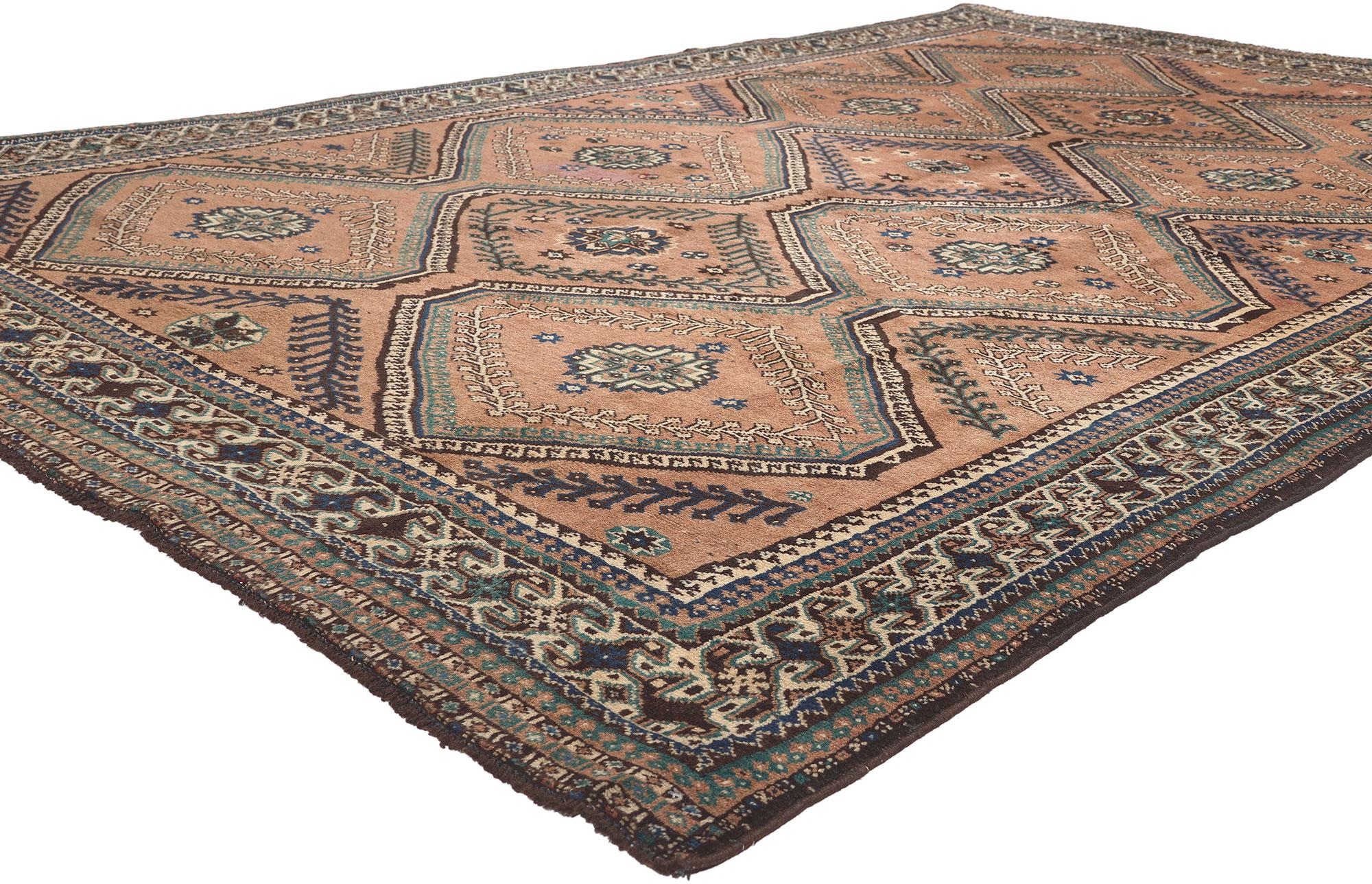75926 Vintage Persian Shiraz Rug, 06'05 X 10'05. 
Gemütliches Nomadentum trifft auf betörenden Charme in diesem handgeknüpften persischen Shiraz-Teppich aus Wolle im Vintage-Stil. Das Tribal-Gitter und die warmen Erdtöne, die in dieses Stück