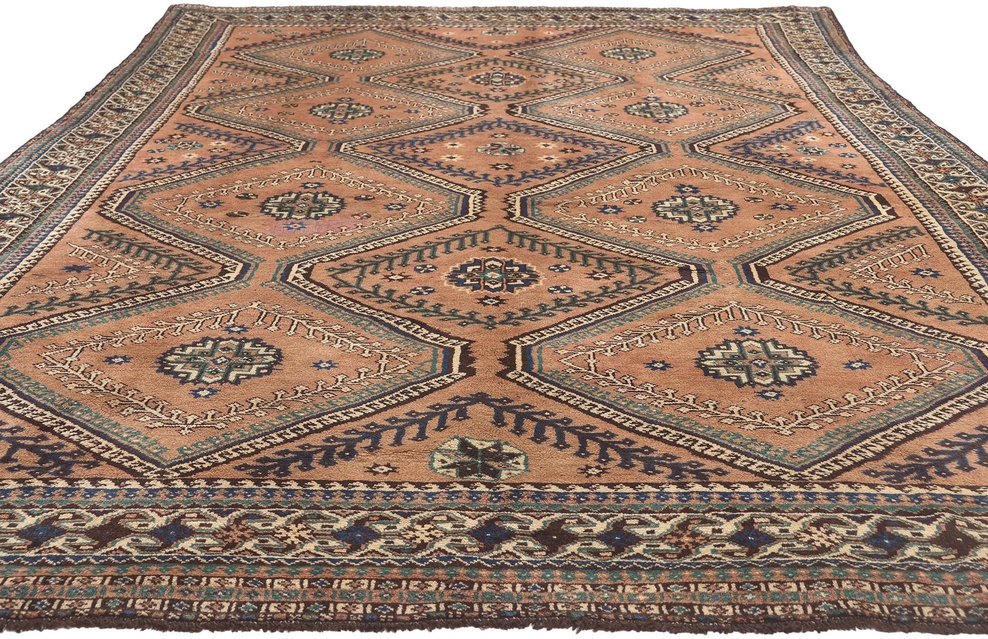 Erdfarbener persischer Shiraz-Teppich im Vintage-Stil, Cozy Nomad Meets Beguiling Charm, Erdtöne (Stammeskunst) im Angebot