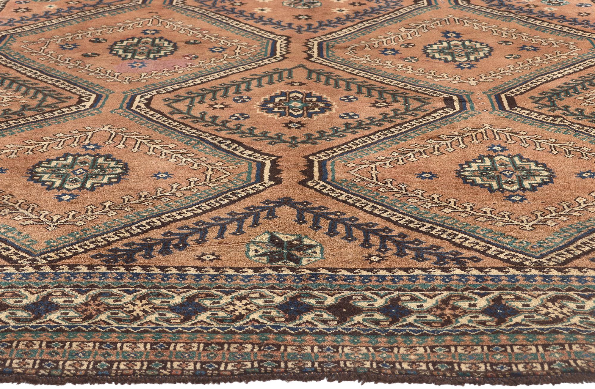 Erdfarbener persischer Shiraz-Teppich im Vintage-Stil, Cozy Nomad Meets Beguiling Charm, Erdtöne (Persisch) im Angebot