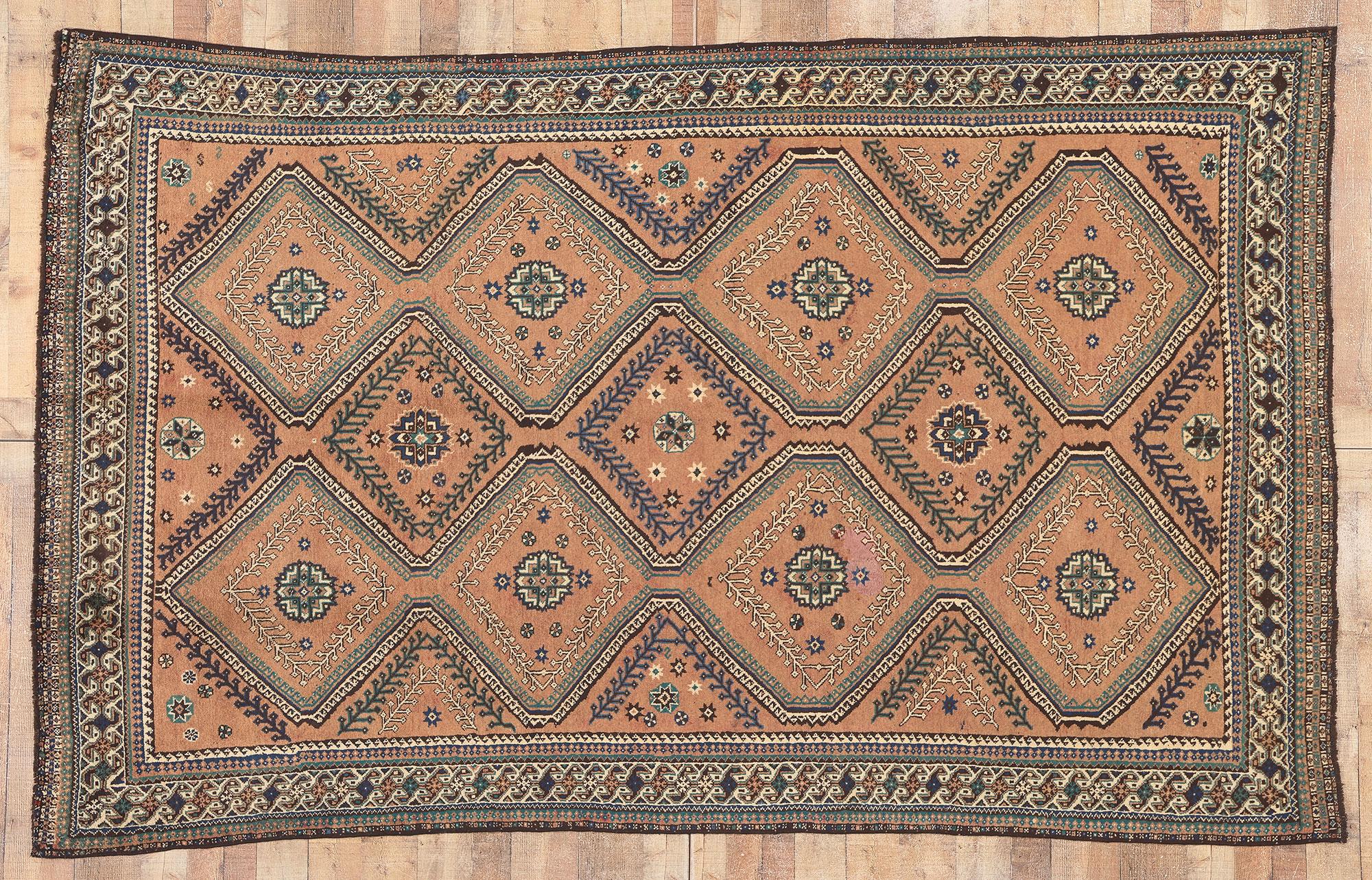 Erdfarbener persischer Shiraz-Teppich im Vintage-Stil, Cozy Nomad Meets Beguiling Charm, Erdtöne im Angebot 1