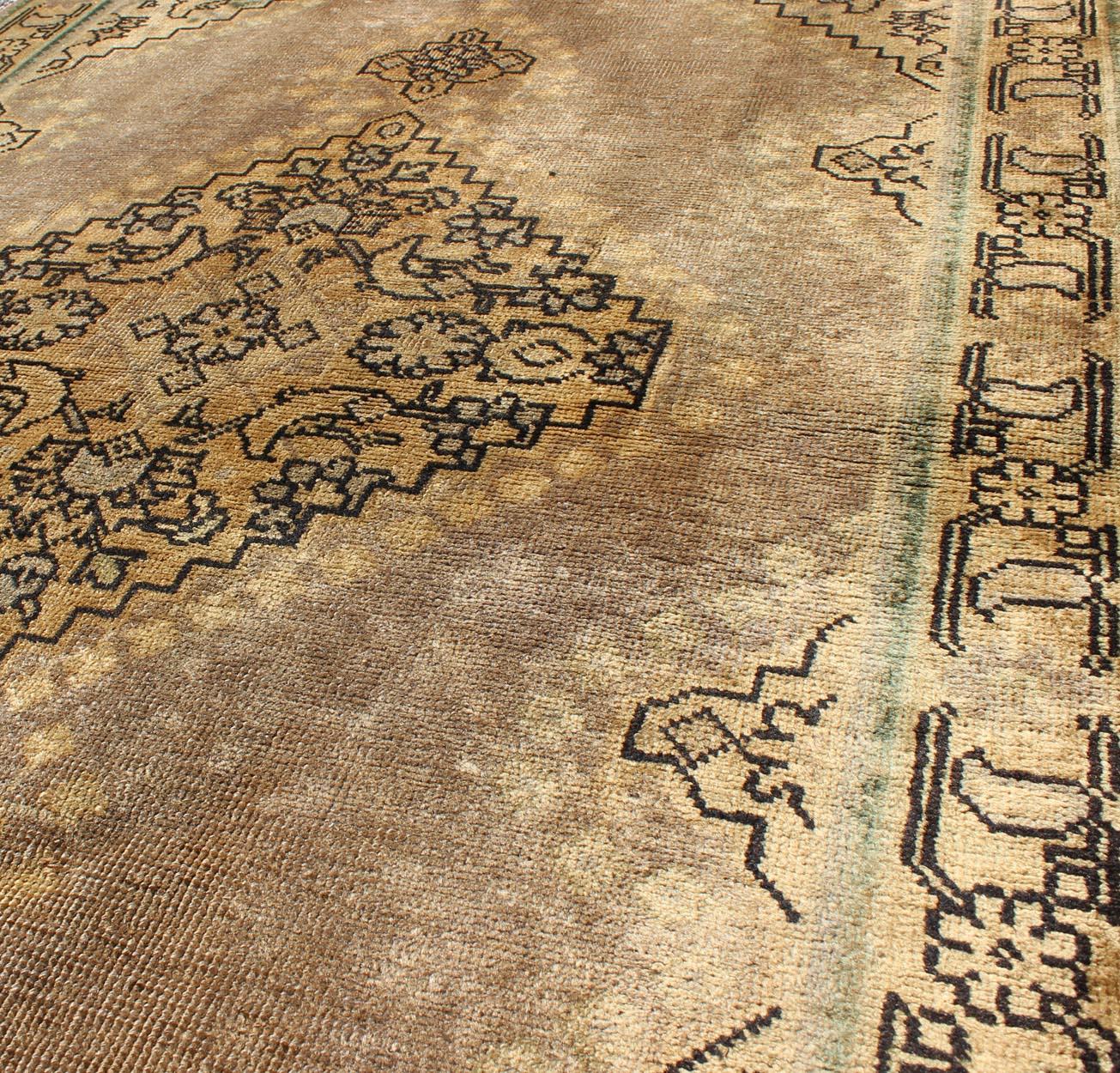 Erdfarbener persischer Täbris-Teppich im Vintage-Stil mit Blumenmuster und Medaillon (Tabriz) im Angebot