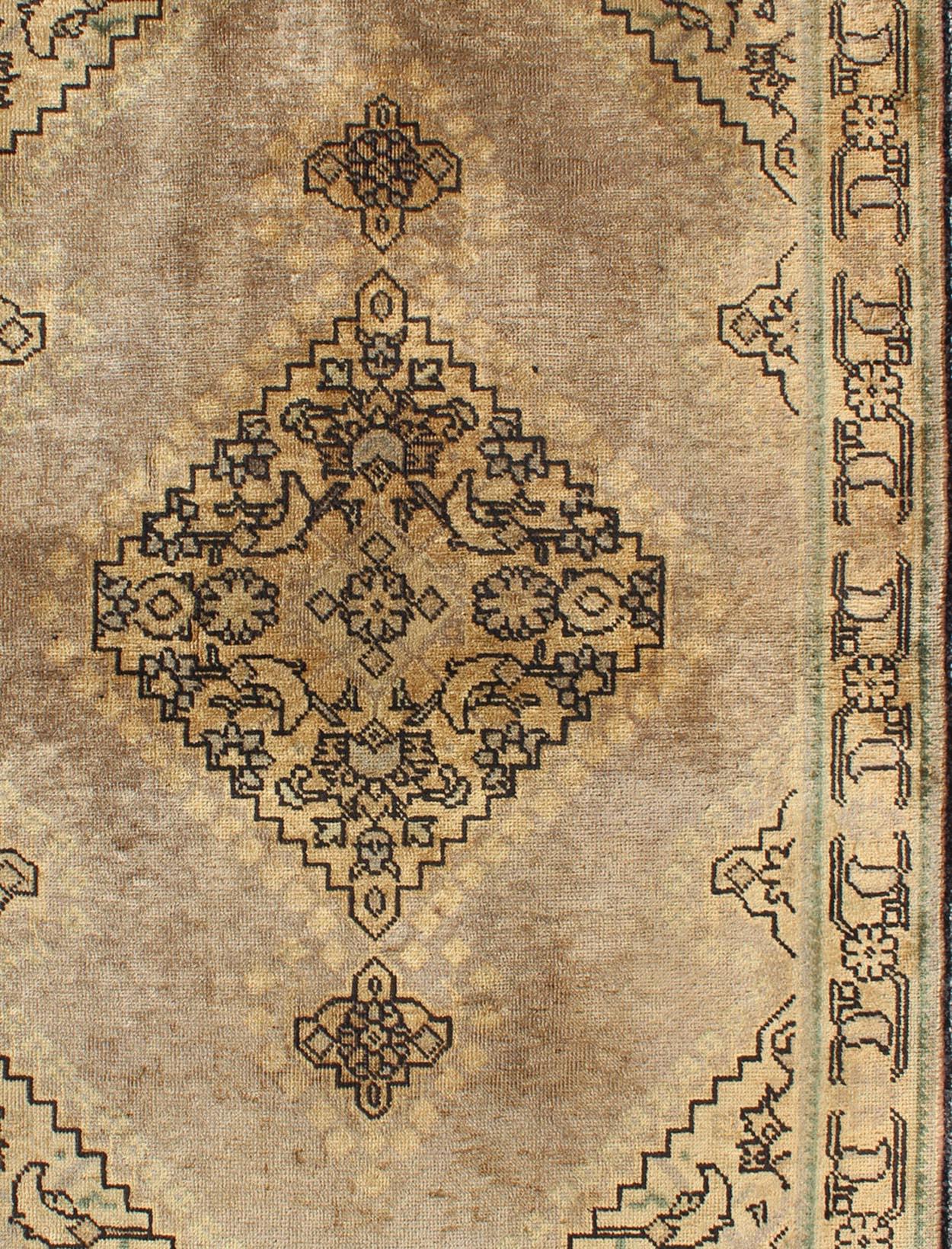 Erdfarbener persischer Täbris-Teppich im Vintage-Stil mit Blumenmuster und Medaillon (Persisch) im Angebot