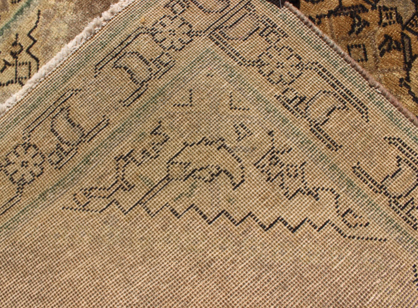 Erdfarbener persischer Täbris-Teppich im Vintage-Stil mit Blumenmuster und Medaillon (Handgeknüpft) im Angebot