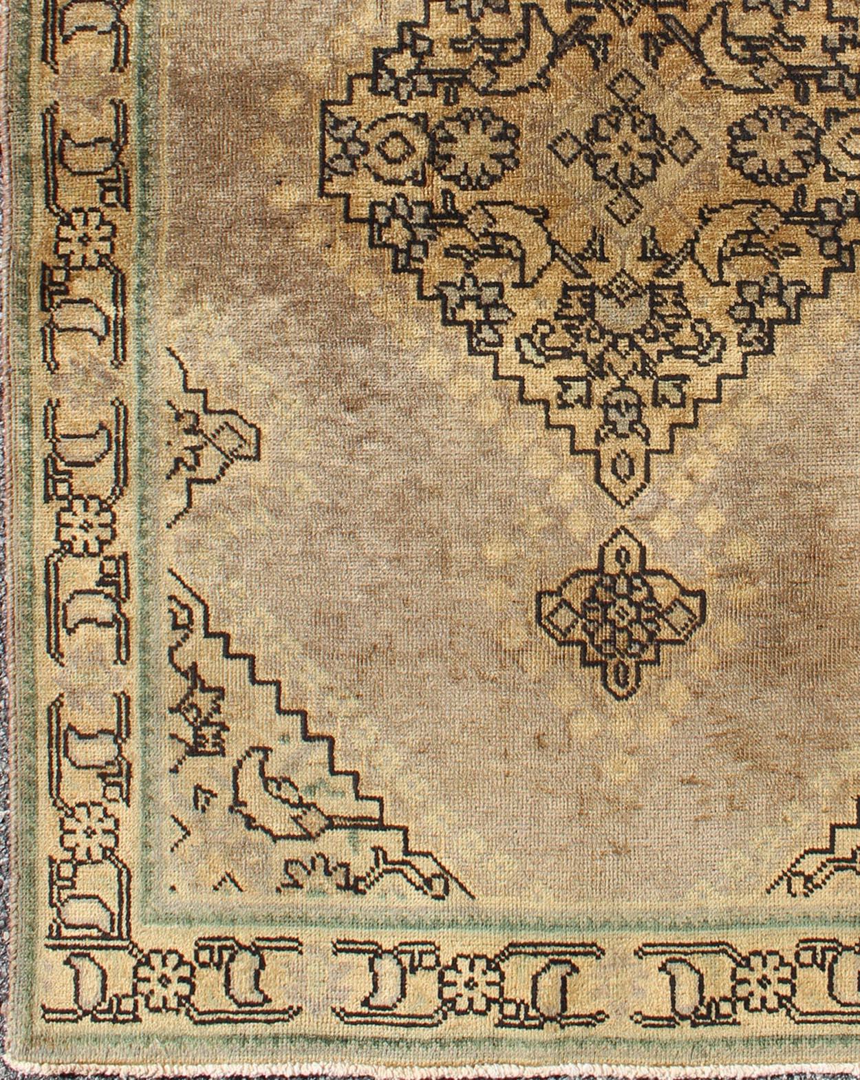 Metà XX secolo Tappeto Tabriz persiano vintage dai toni della terra con motivo floreale e medaglione in vendita