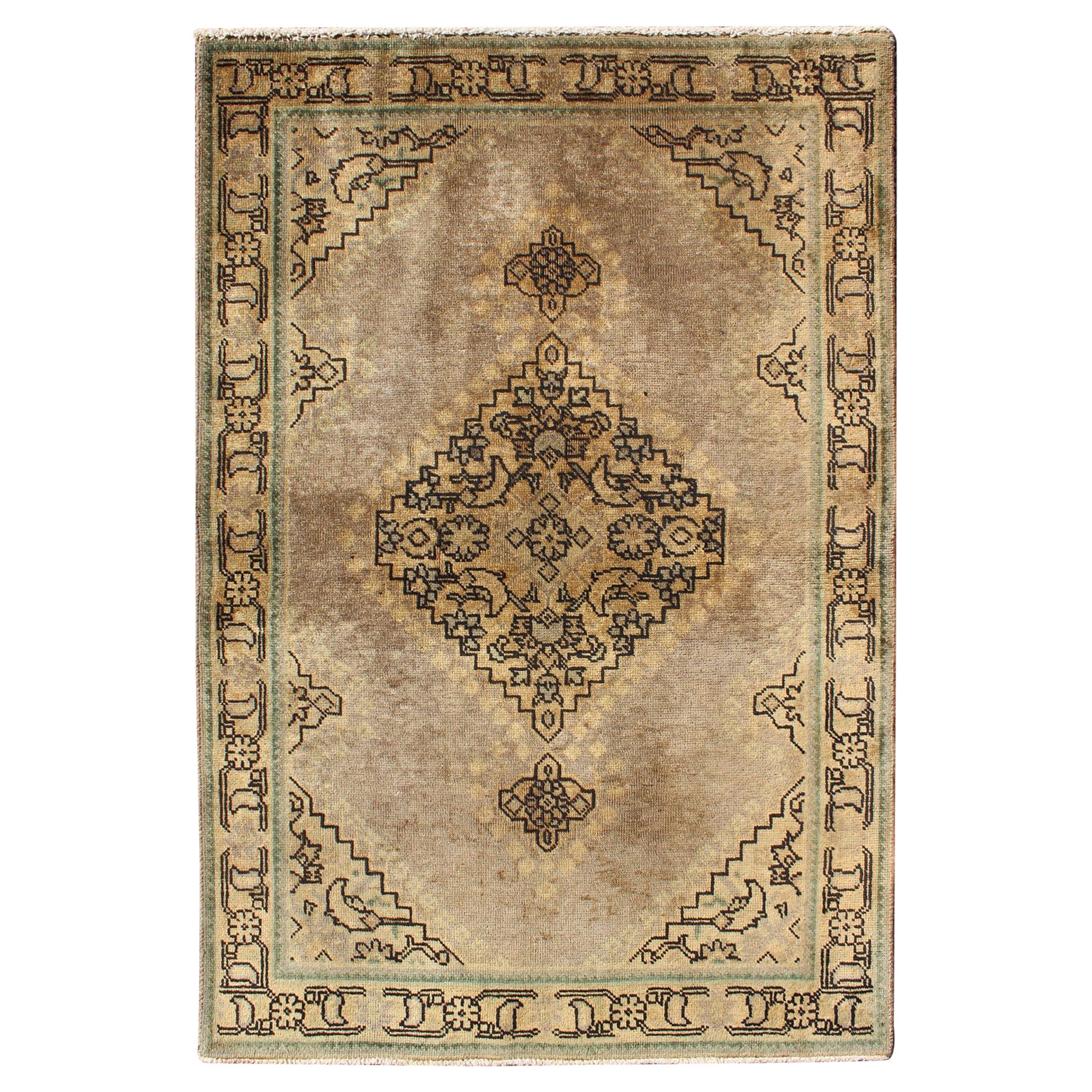 Tappeto Tabriz persiano vintage dai toni della terra con motivo floreale e medaglione