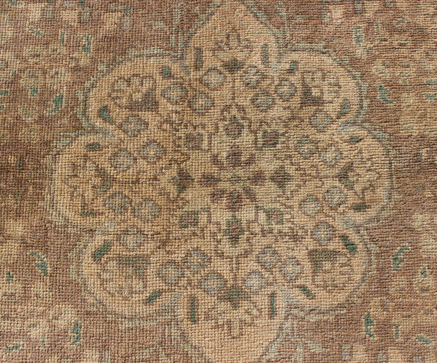 Tappeto Tabriz persiano vintage in tonalità terra con motivo a vortice e medaglione in vendita 3