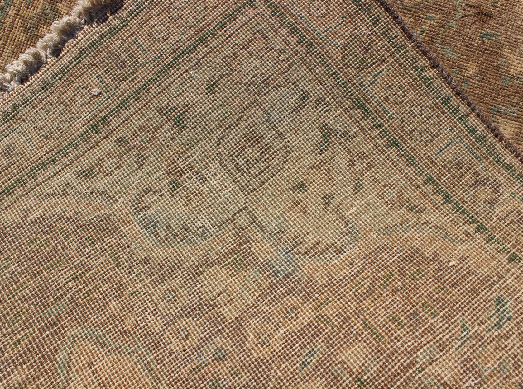 Tappeto Tabriz persiano vintage in tonalità terra con motivo a vortice e medaglione in vendita 4