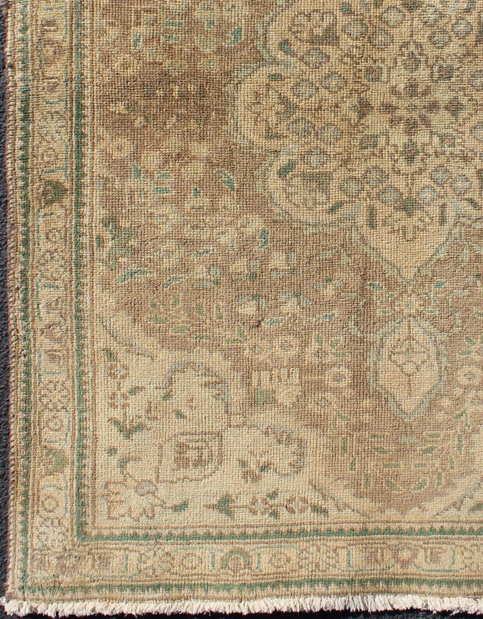 Tappeto vintage persiano Tabriz in stile medaglione con motivo a vortice, tappeto h-102-38, paese d'origine/tipo: Iran / Tabriz, circa 1950

Questo spettacolare Tabriz persiano ha un magnifico splendore indicativo dei gusti reali, che cercavano la