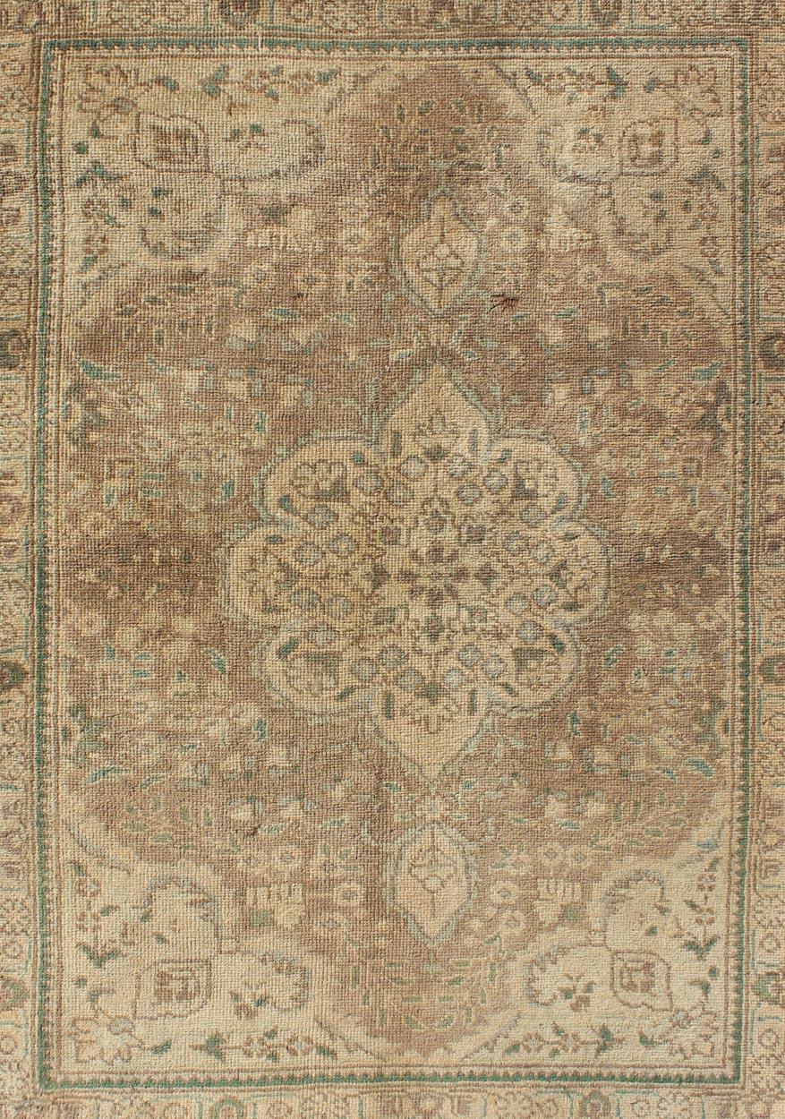 Persiano Tappeto Tabriz persiano vintage in tonalità terra con motivo a vortice e medaglione in vendita