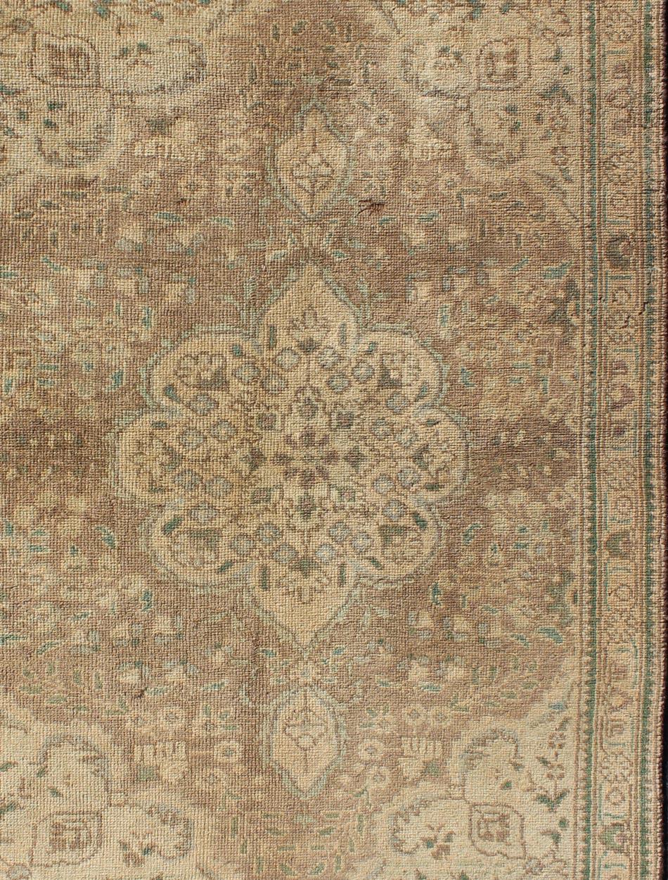 Annodato a mano Tappeto Tabriz persiano vintage in tonalità terra con motivo a vortice e medaglione in vendita