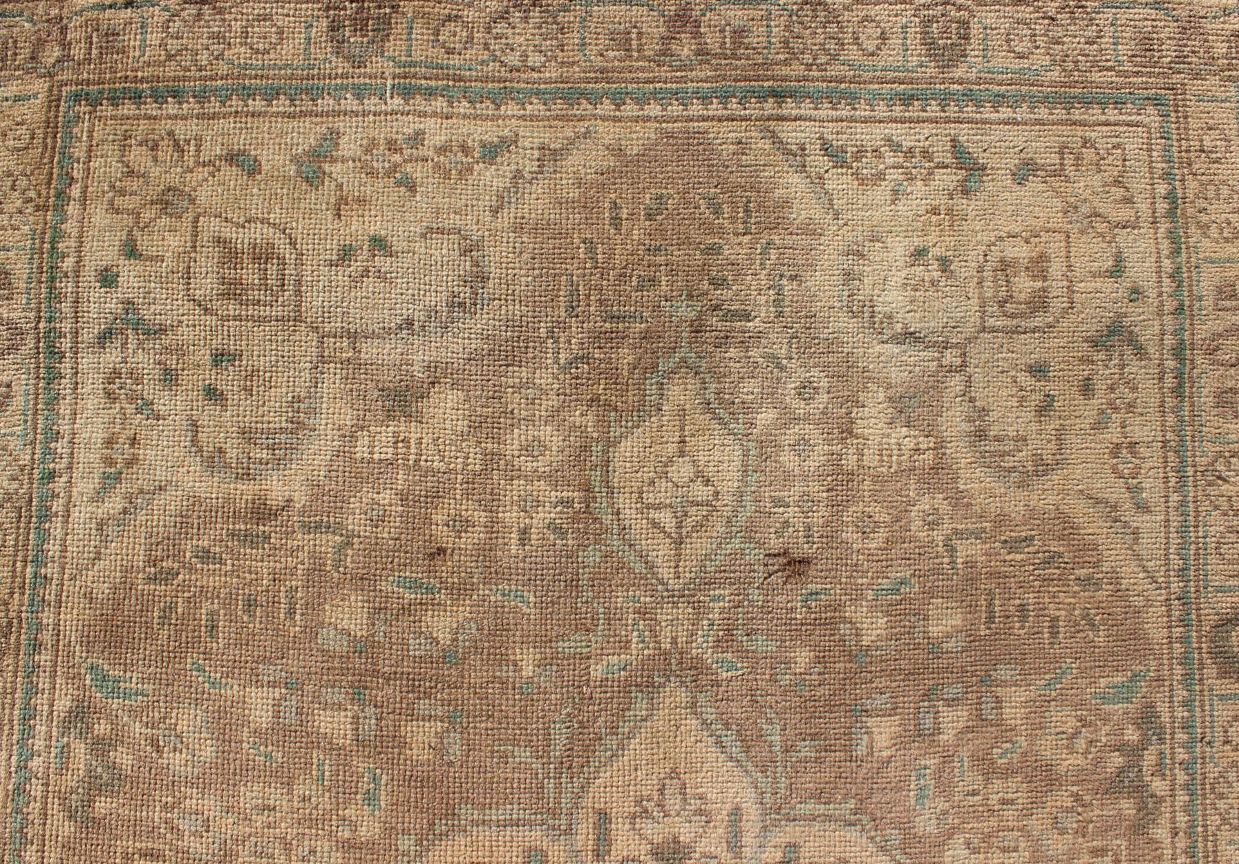 Metà XX secolo Tappeto Tabriz persiano vintage in tonalità terra con motivo a vortice e medaglione in vendita