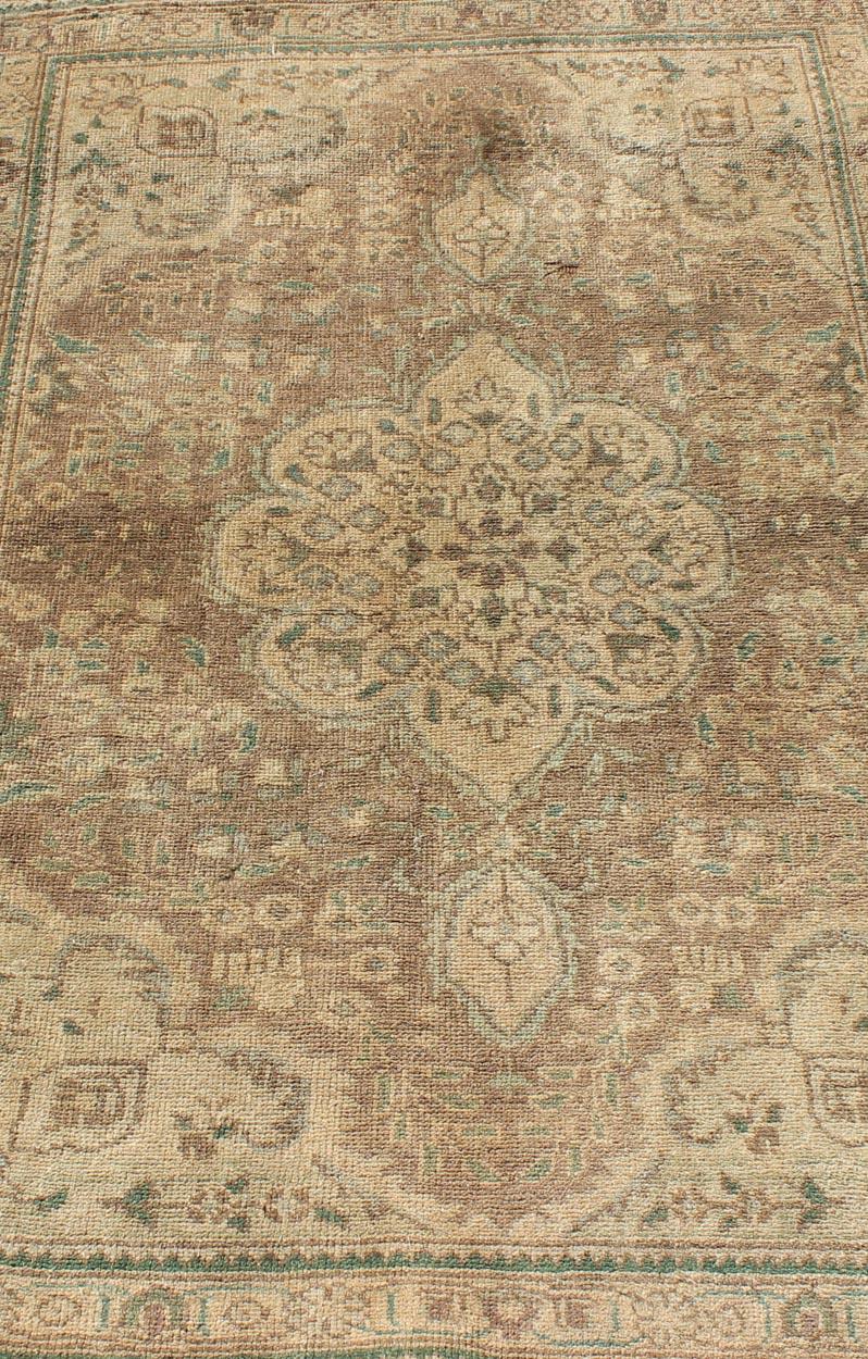Tappeto Tabriz persiano vintage in tonalità terra con motivo a vortice e medaglione in vendita 1