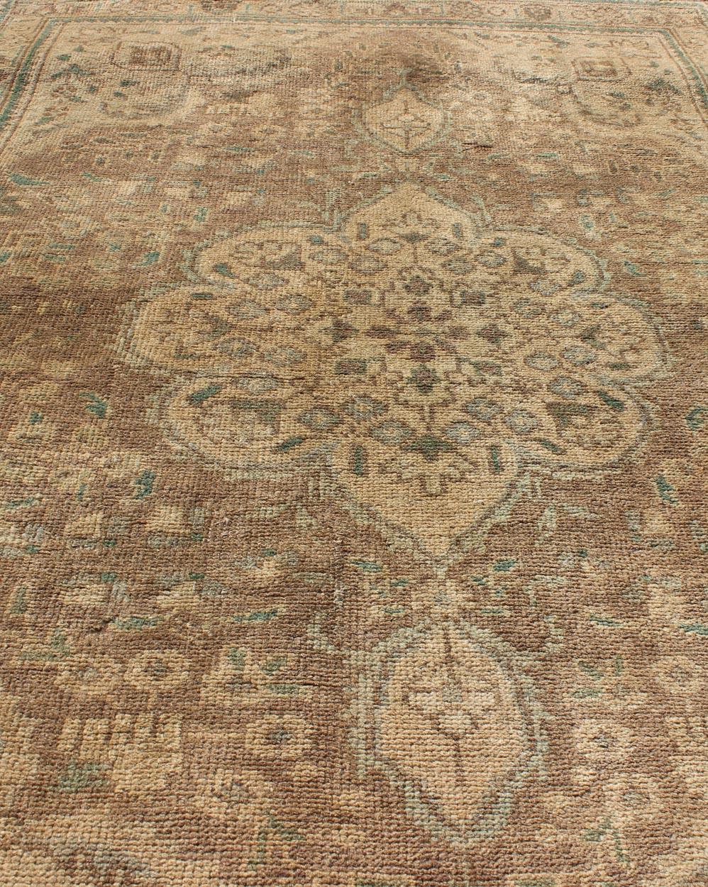 Tappeto Tabriz persiano vintage in tonalità terra con motivo a vortice e medaglione in vendita 2