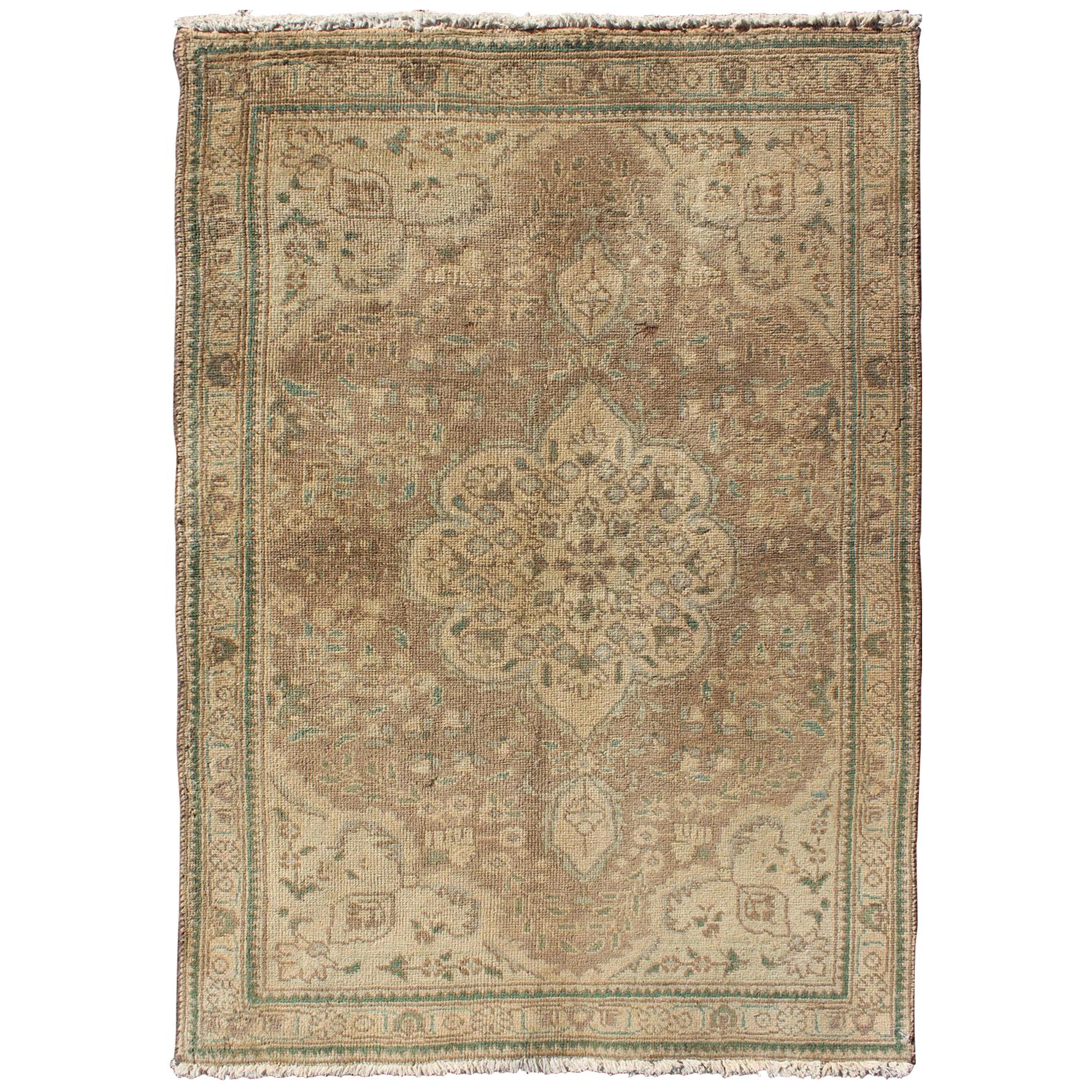 Erdefarbener persischer Täbris-Teppich im Vintage-Stil mit wirbelndem Gartenmuster und Medaillon