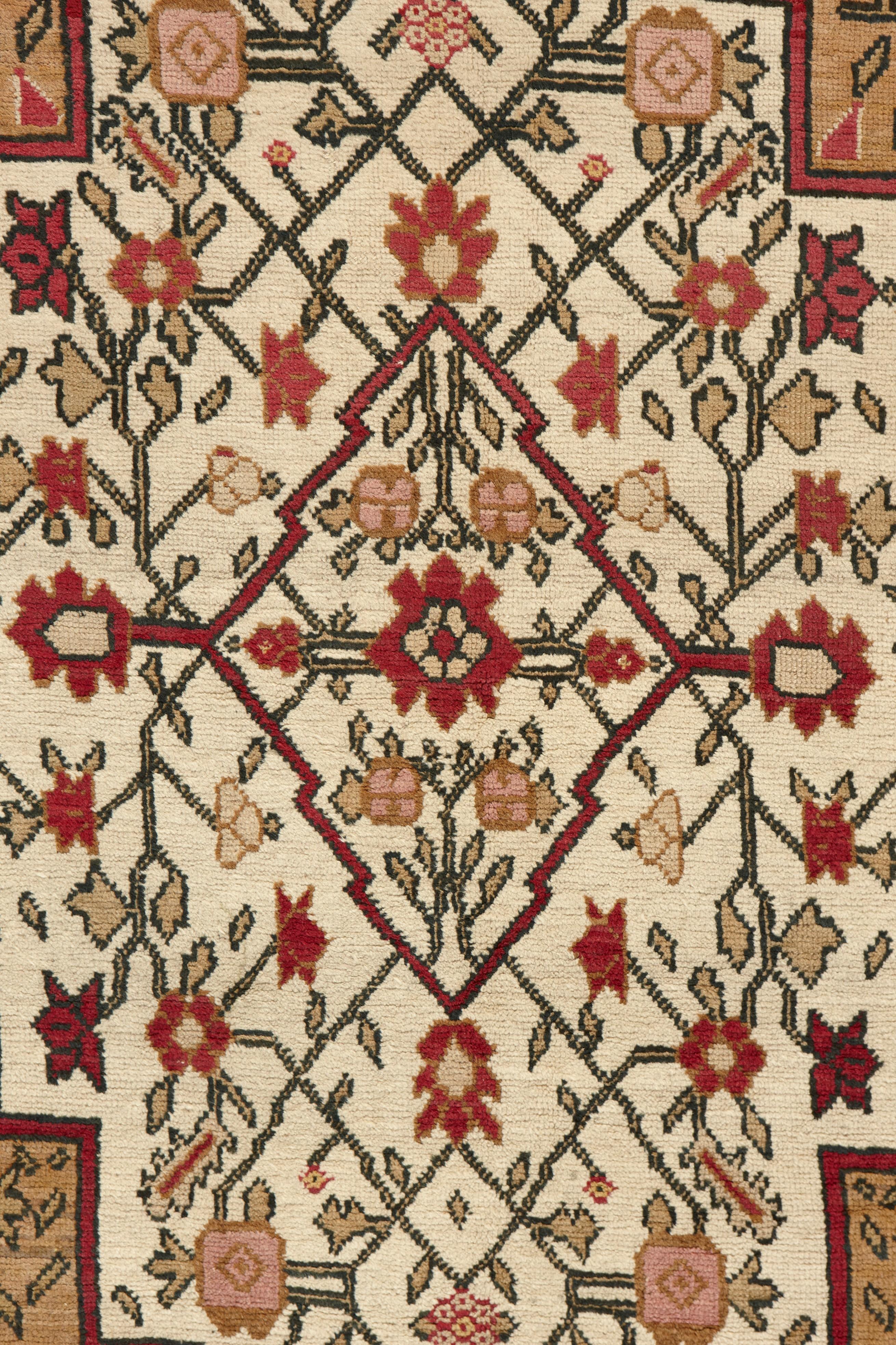 Earth-toned Antique Karabagh Carpet Anudado a mano en venta