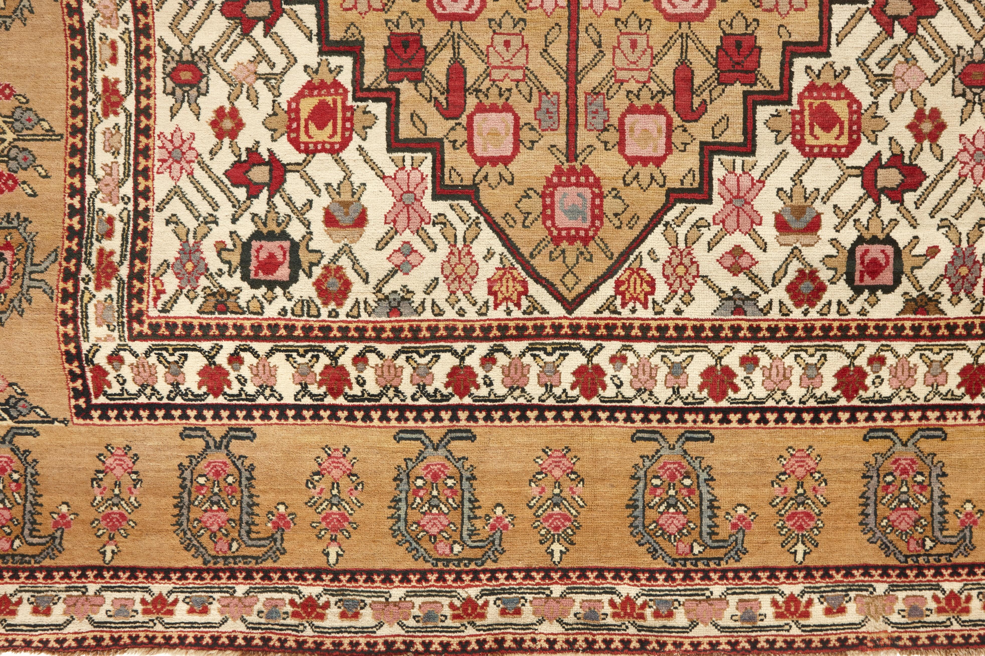 Earth-toned Antique Karabagh Carpet en Excelente estado para la venta en Beirut, LB