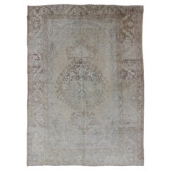 Tapis Oushak turc ancien aux couleurs délavées et au motif de médaillon:: dans les tons de la terre