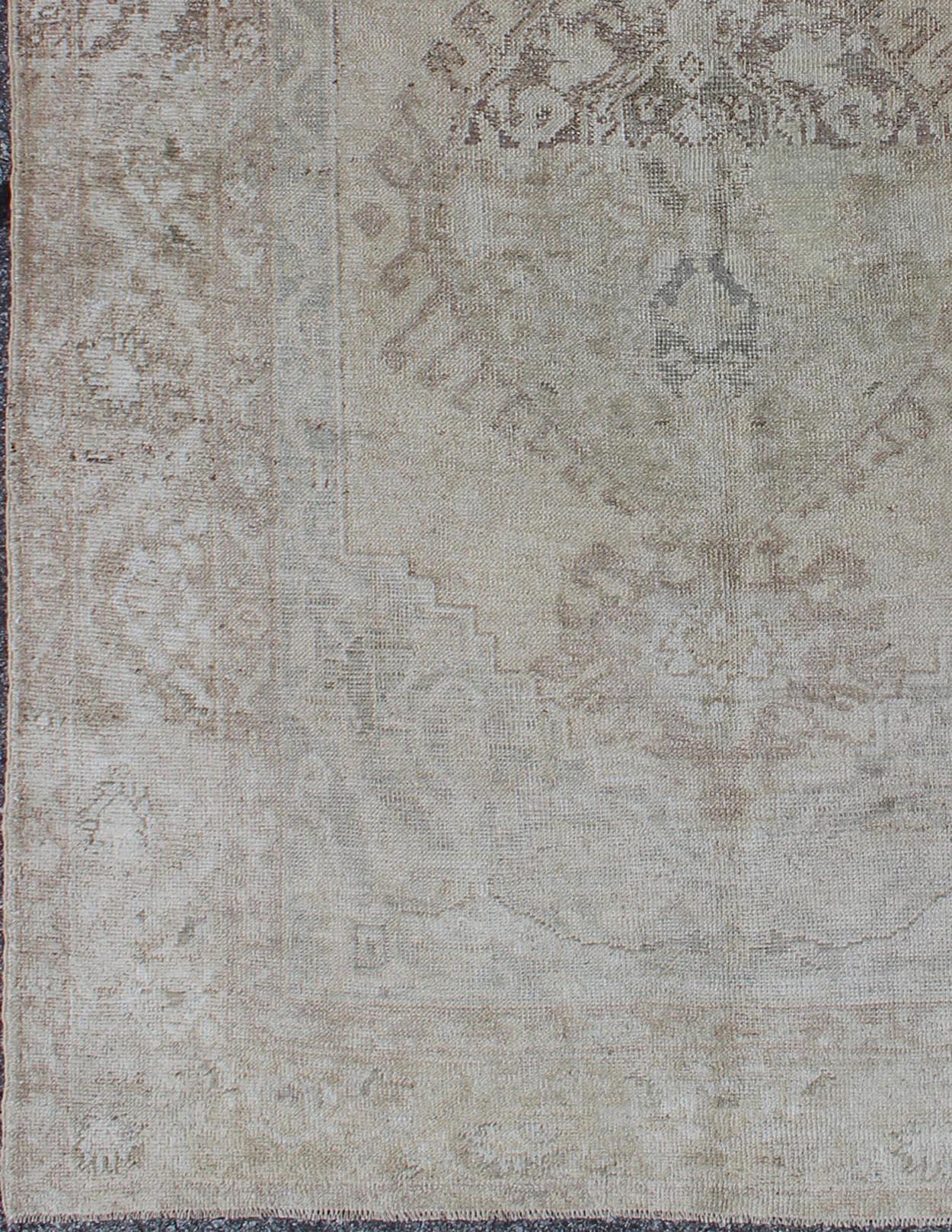 Antique Oushak carpet from Turkey in earth colors, with muted neutral tones, rug EN-141385, country of origin / type: Turkey / Oushak, circa 1930.

Measures: 5'2'' x 7'6''.

 