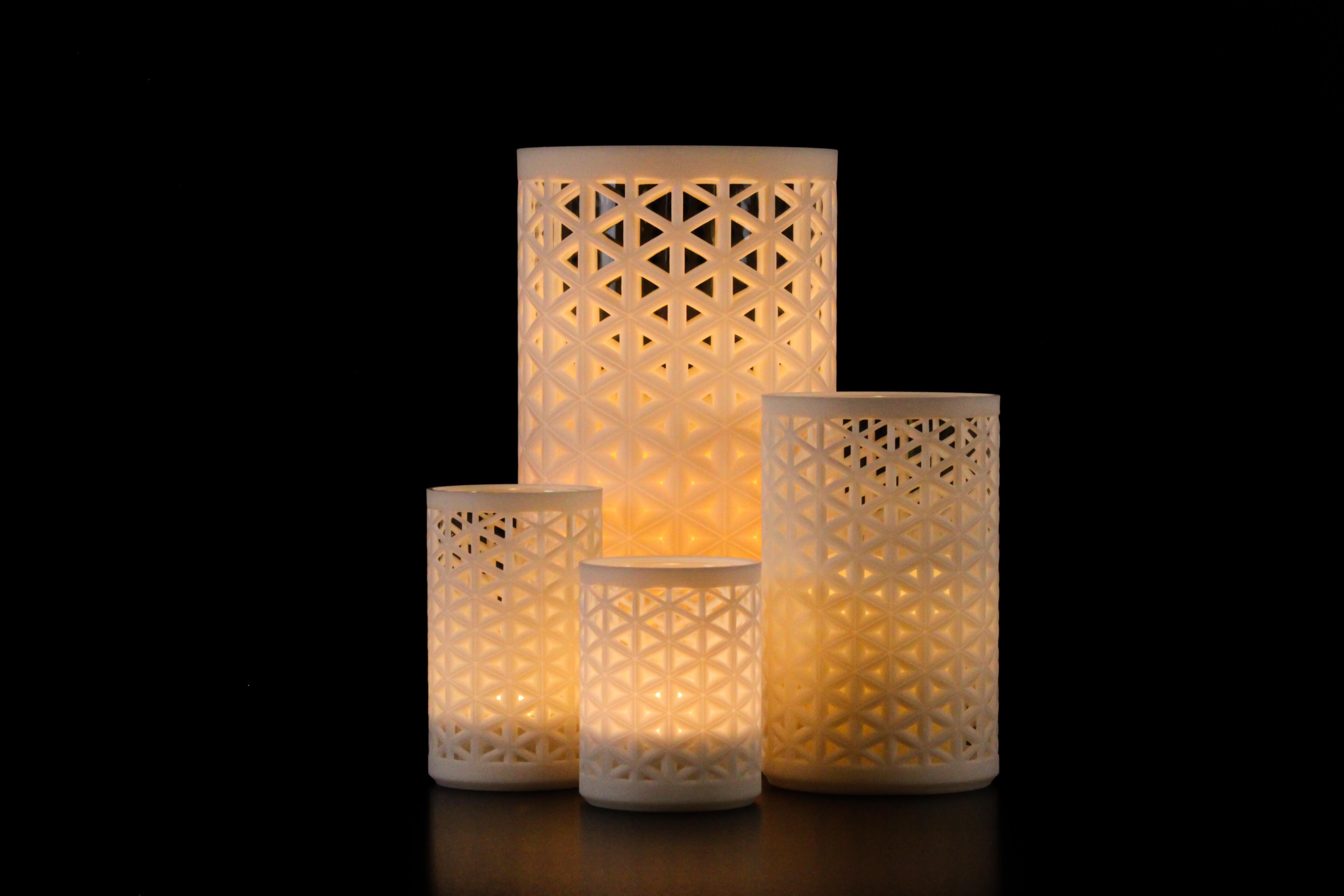 EARTH fa parte di una collezione di vasi narrativi il cui design è stato ispirato dai cinque elementi: TERRA, ACQUA, FUOCO, ARIA e SPAZIO.
Oltre alla forma cilindrica di base, ogni vaso è caratterizzato da un motivo individuale definito dalle