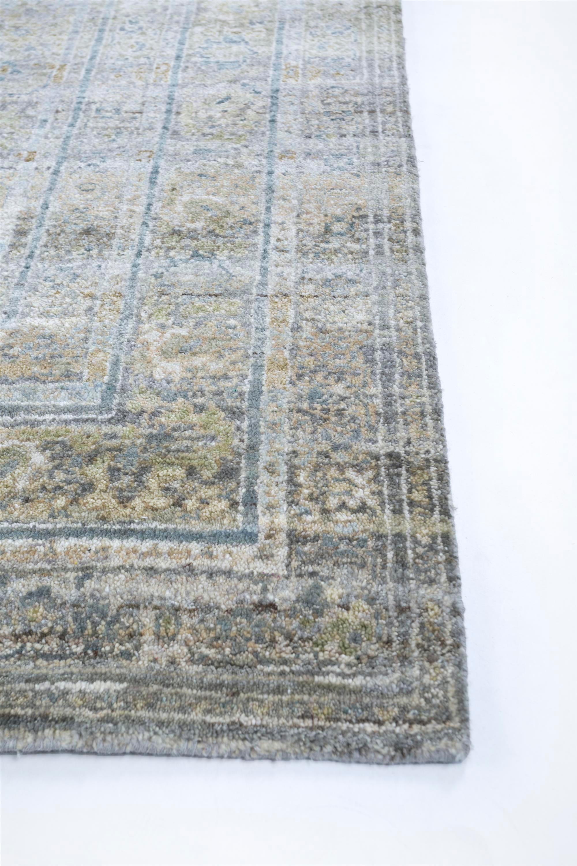 Adéntrate en un encantador reino de la estética con nuestra alfombra anudada a mano en lana y seda. El color de fondo topo medio, semejante a un lienzo de serenidad, se entrelaza a la perfección con un borde marfil, creando una etérea sinfonía