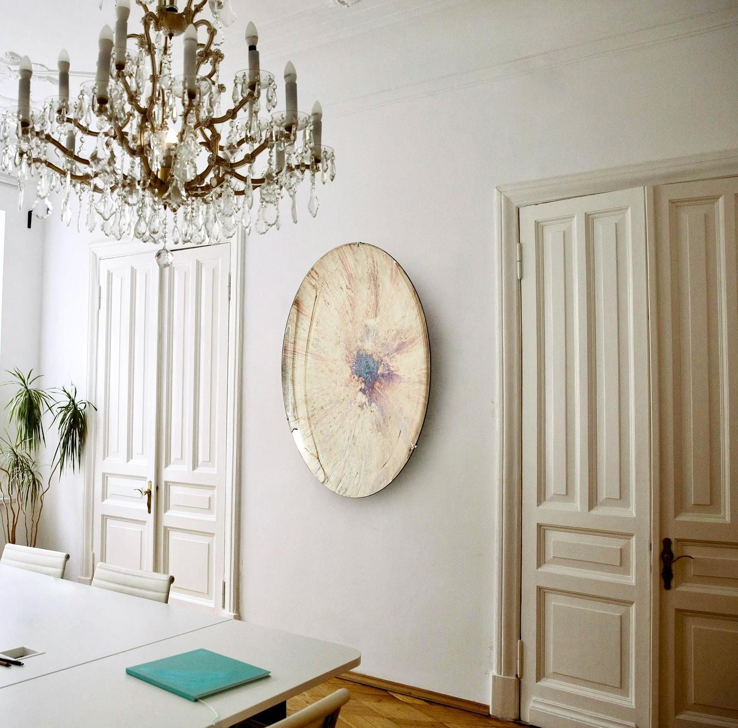 Specchio in argento con pigmento di rame, design scultoreo di Homa in vendita 4