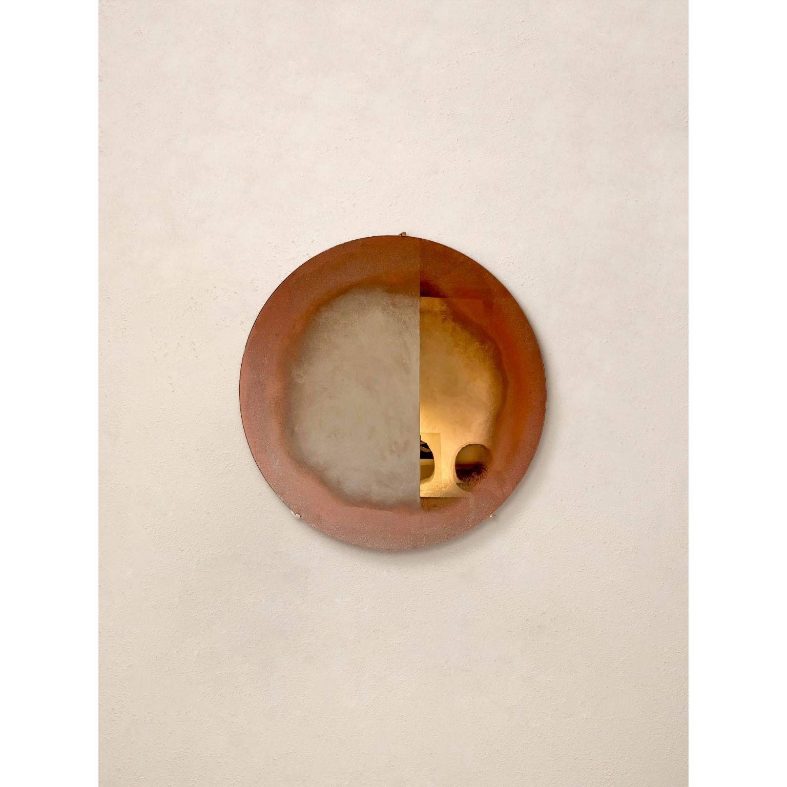 Specchio in argento con pigmento di rame, design scultoreo di Homa
Dimensioni: D 80 x H 0,4 cm
Materiali:  Specchio d'argento con pigmento di rame.

HOMA è un atelier di design contemporaneo con sede a Istanbul. I processi caratteristici