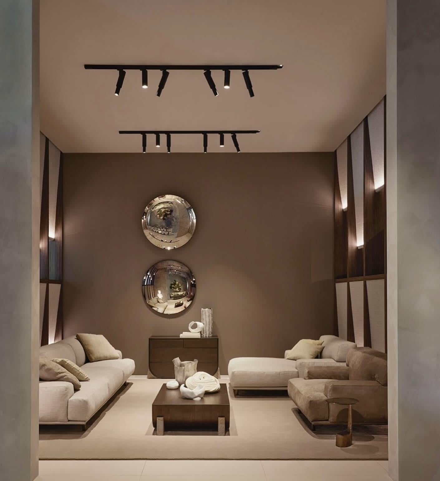 Specchio in argento con pigmento di rame, design scultoreo di Homa in vendita 1