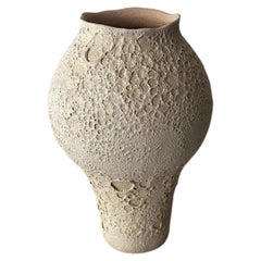 Vaso in gres con texture vulcanica e forma scultorea “Earthen Moon” di Maku Ceramic
