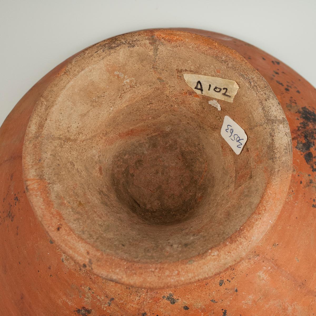 Fait main  Plat à piédestal en terre cuite, culture Coclé, Panama, 600-800 D.C. en vente