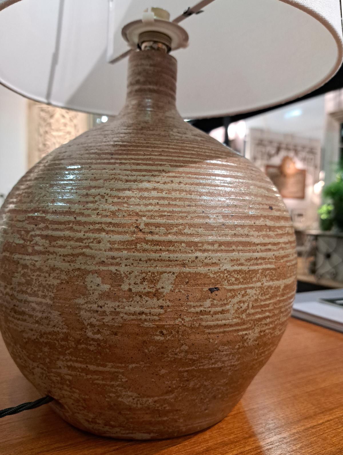 Earthenware ceramic table lamp, France 1970s In Good Condition For Sale In Saint Leonards-on-sea, England