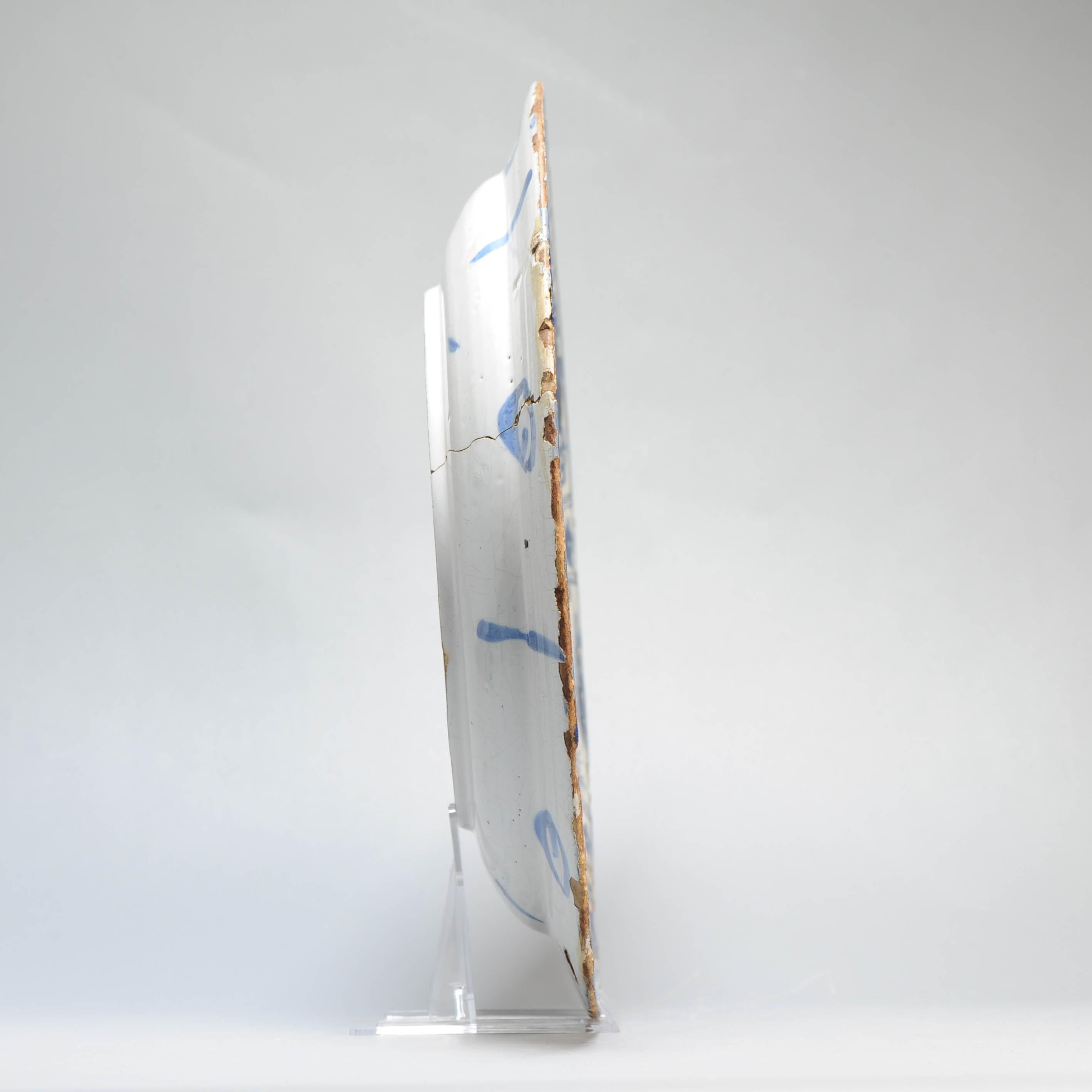 Plato de barro con borde plano. Decorado en diferentes tonos de azul sobre un whi en venta 4