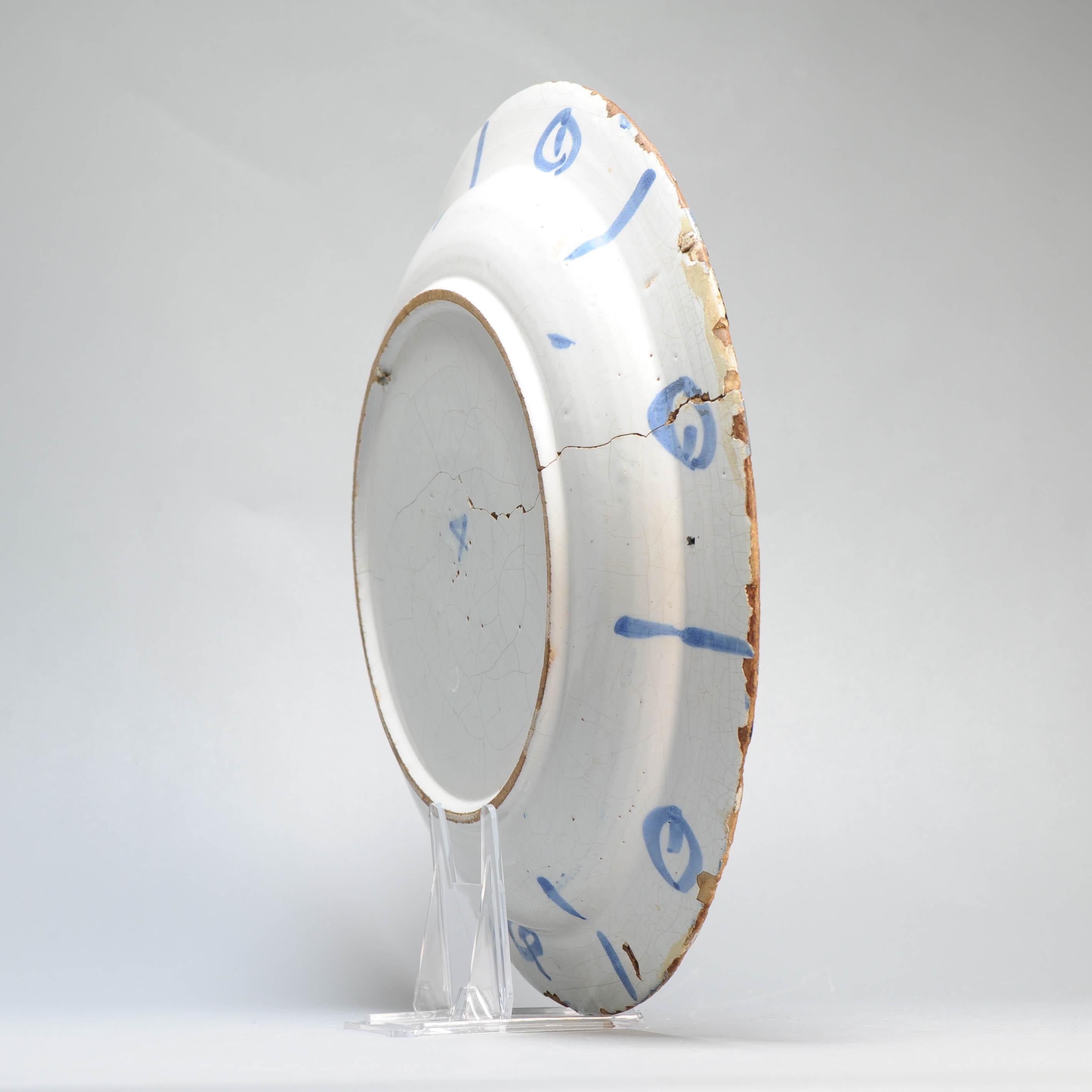 Plato de barro con borde plano. Decorado en diferentes tonos de azul sobre un whi en venta 5