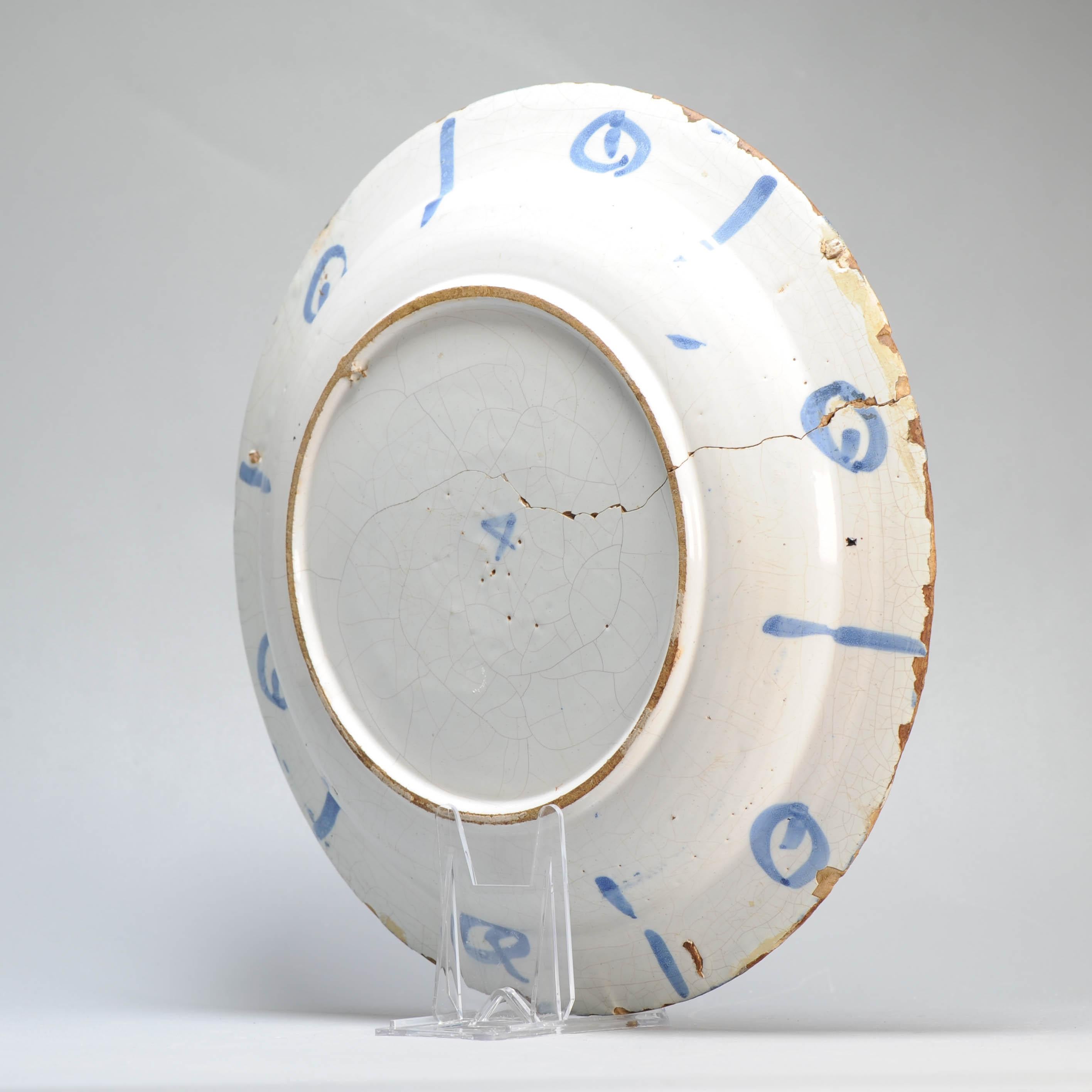 Plato de barro con borde plano. Decorado en diferentes tonos de azul sobre un whi en venta 6