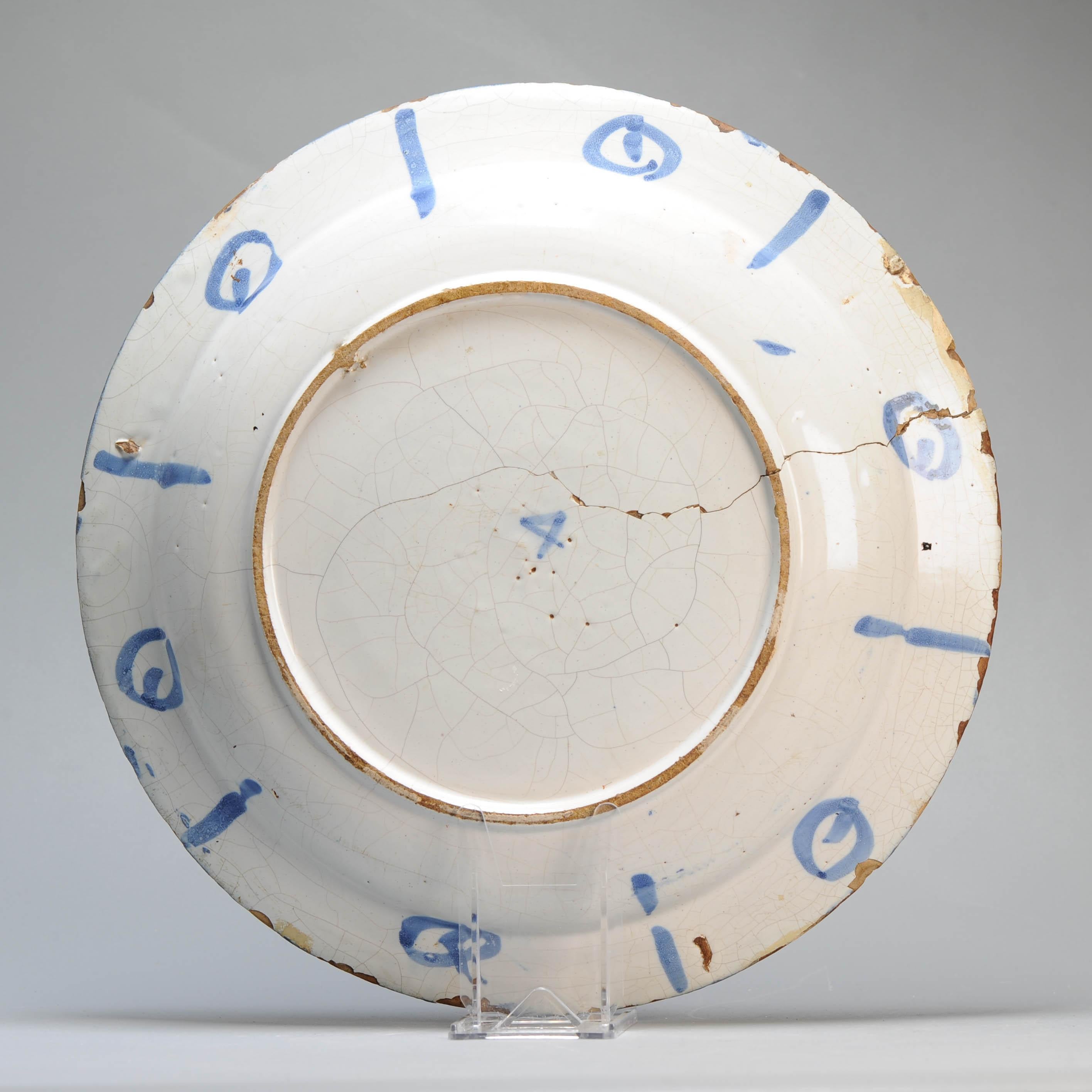 Plato de barro con borde plano. Decorado en diferentes tonos de azul sobre un whi en venta 7