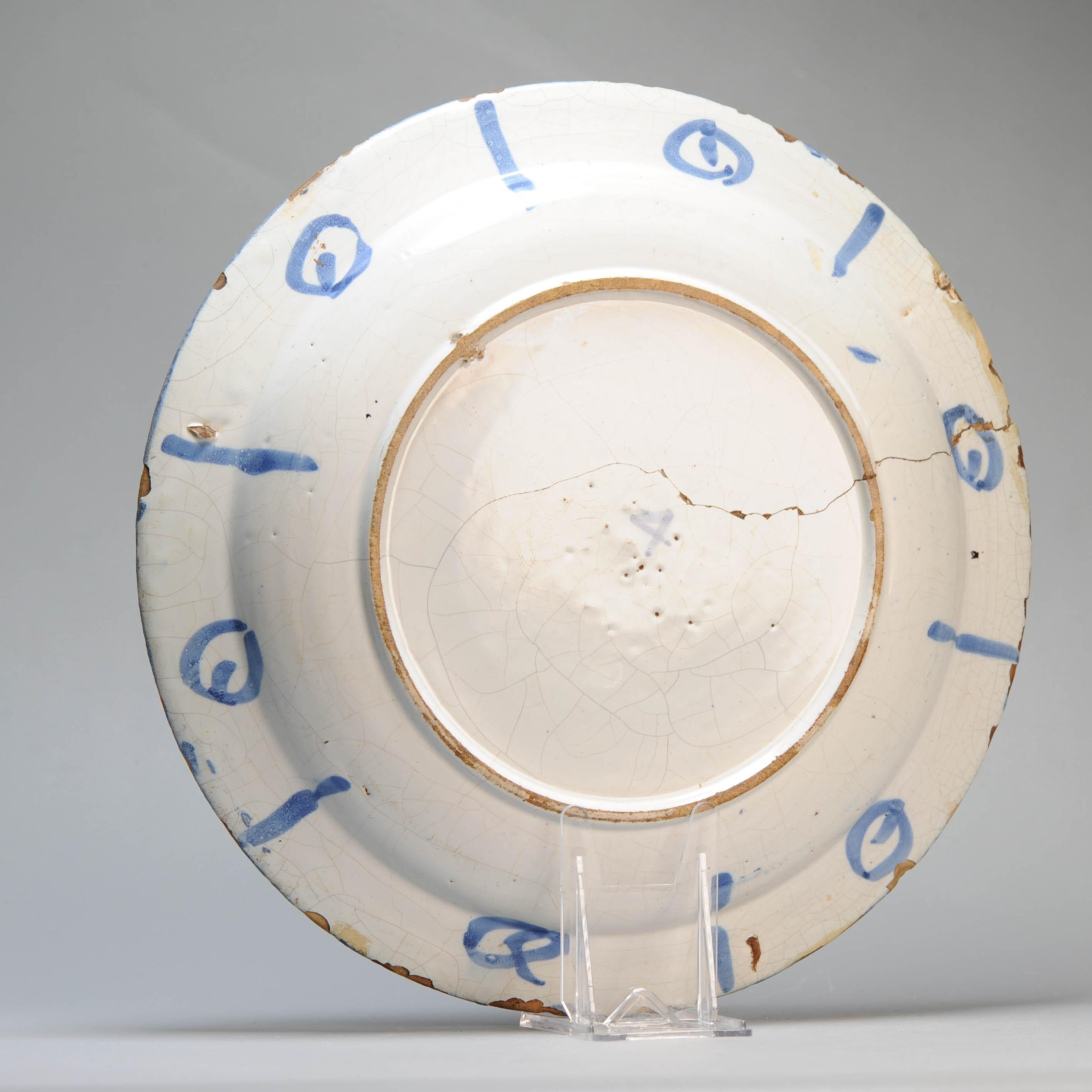 Plato de barro con borde plano. Decorado en diferentes tonos de azul sobre un whi en venta 8