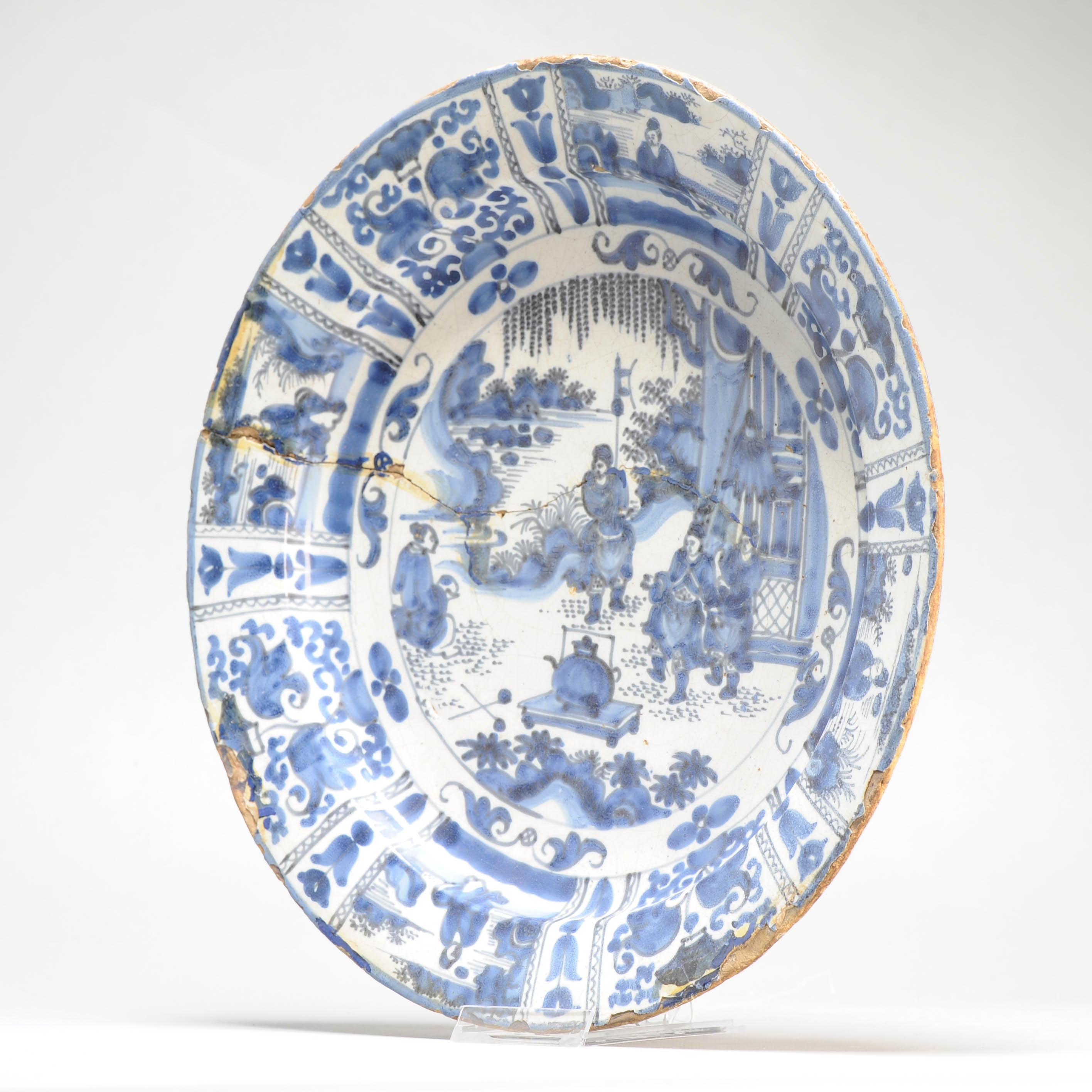 Plato de barro con borde plano. Decorado en diferentes tonos de azul sobre un whi en venta 12
